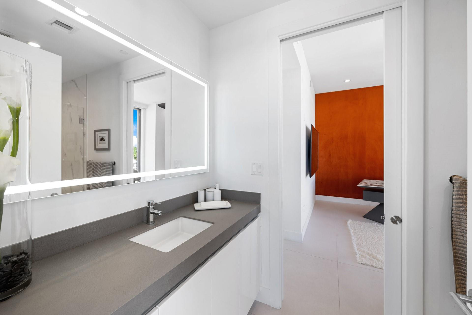 21 Isle Of Venice Dr PH1