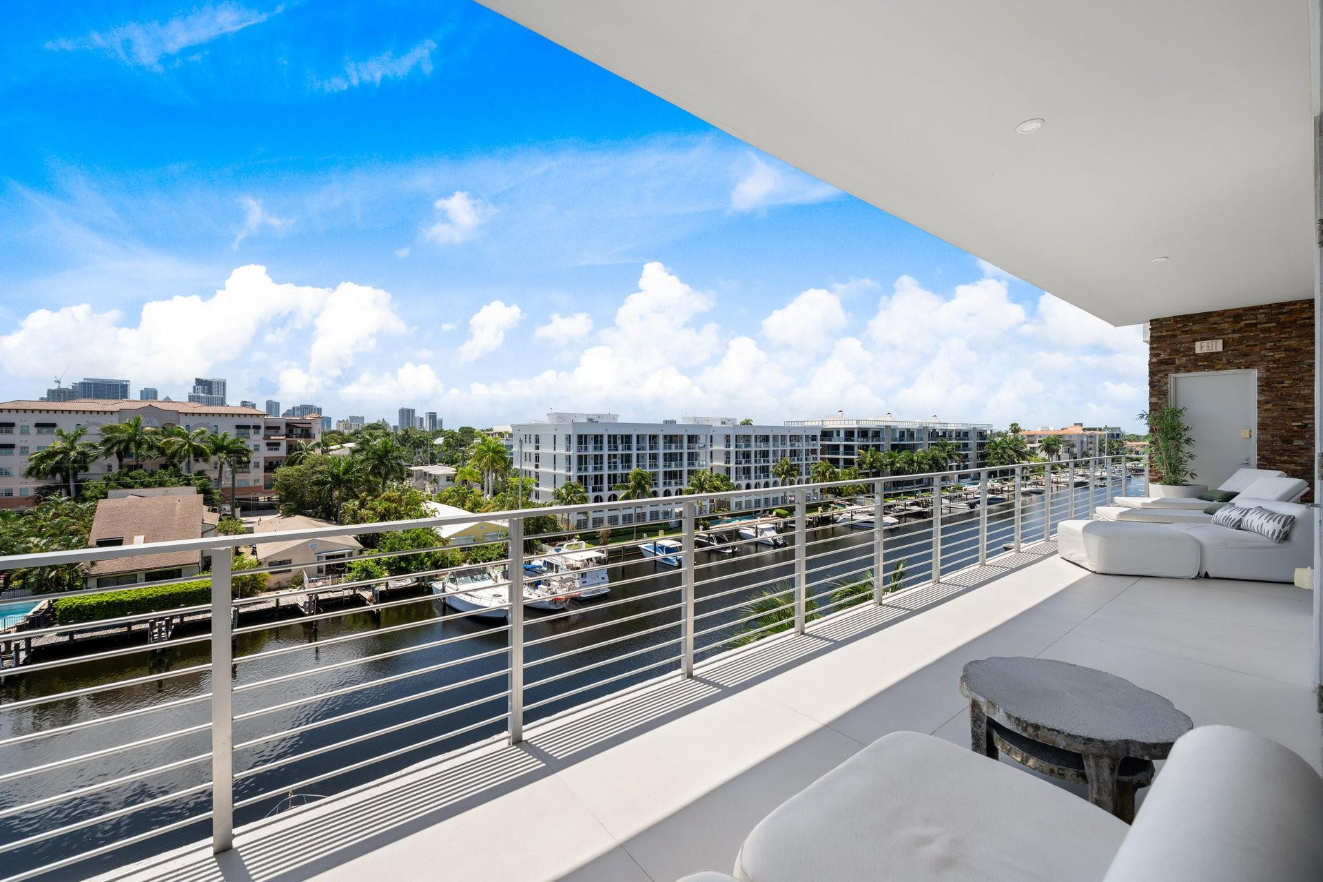 21 Isle Of Venice Dr PH1