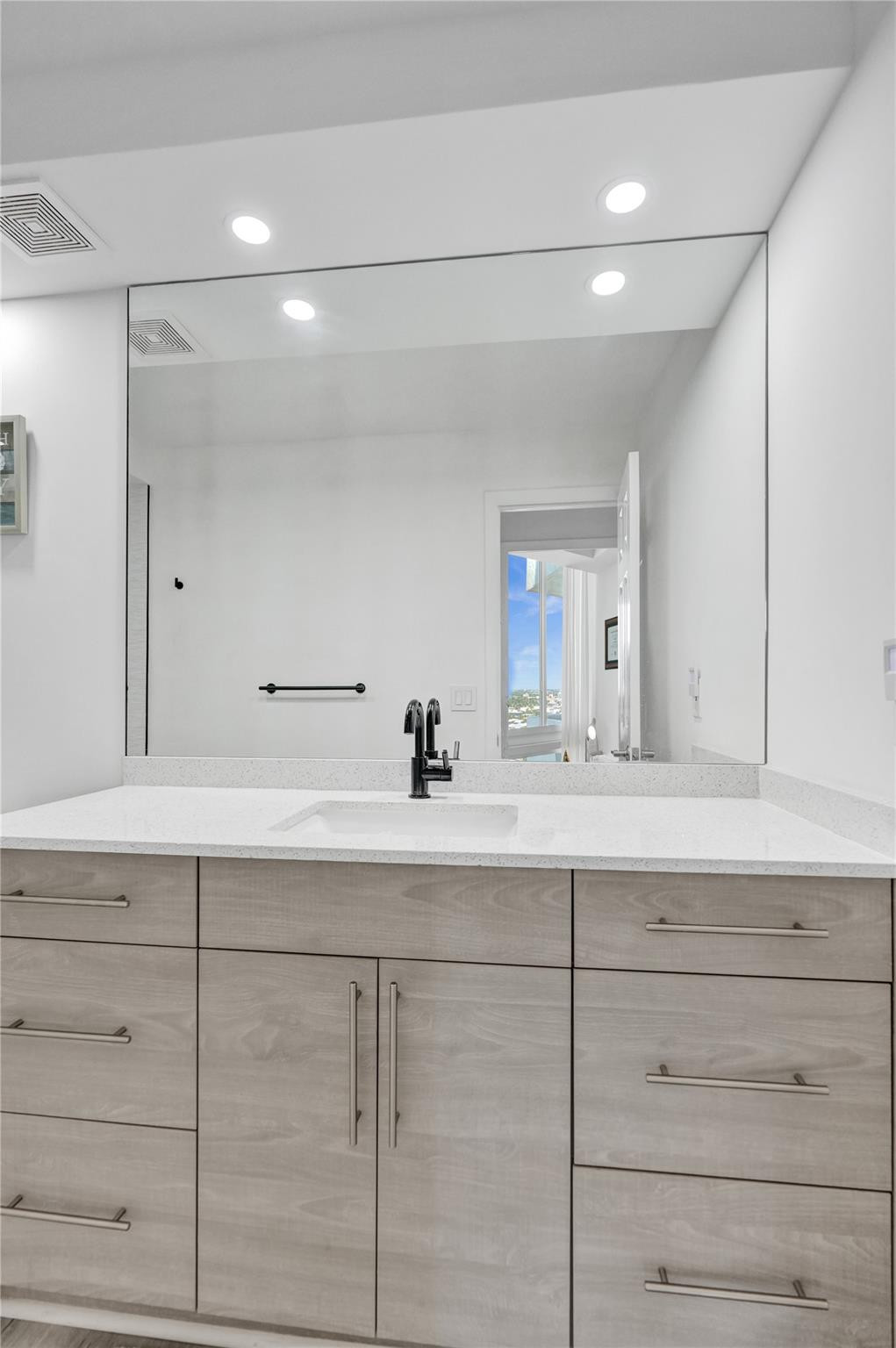 2715 N Ocean Blvd 17F