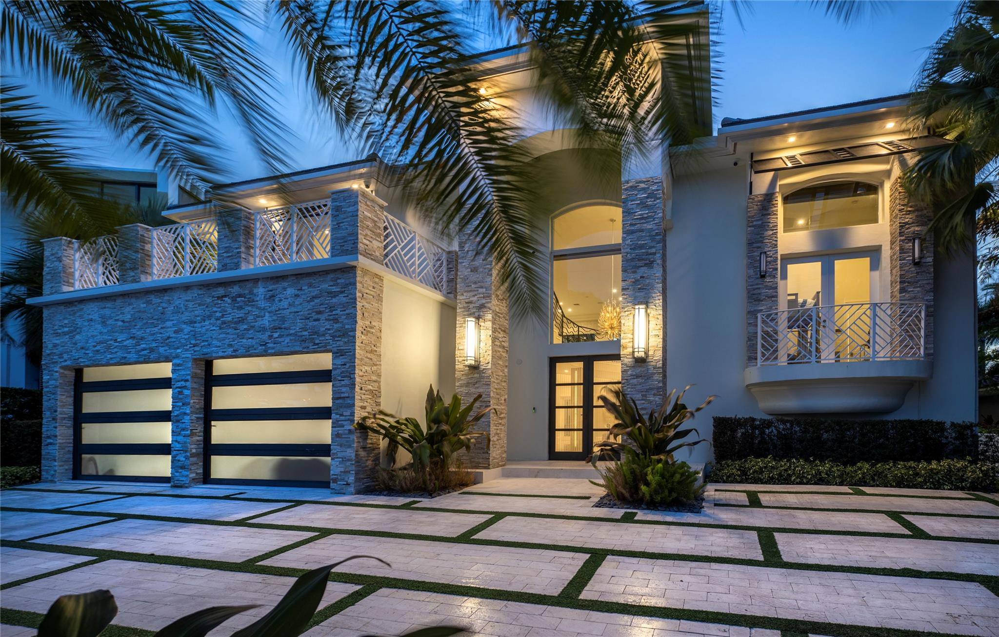 2307 N RIVERSIDE DR