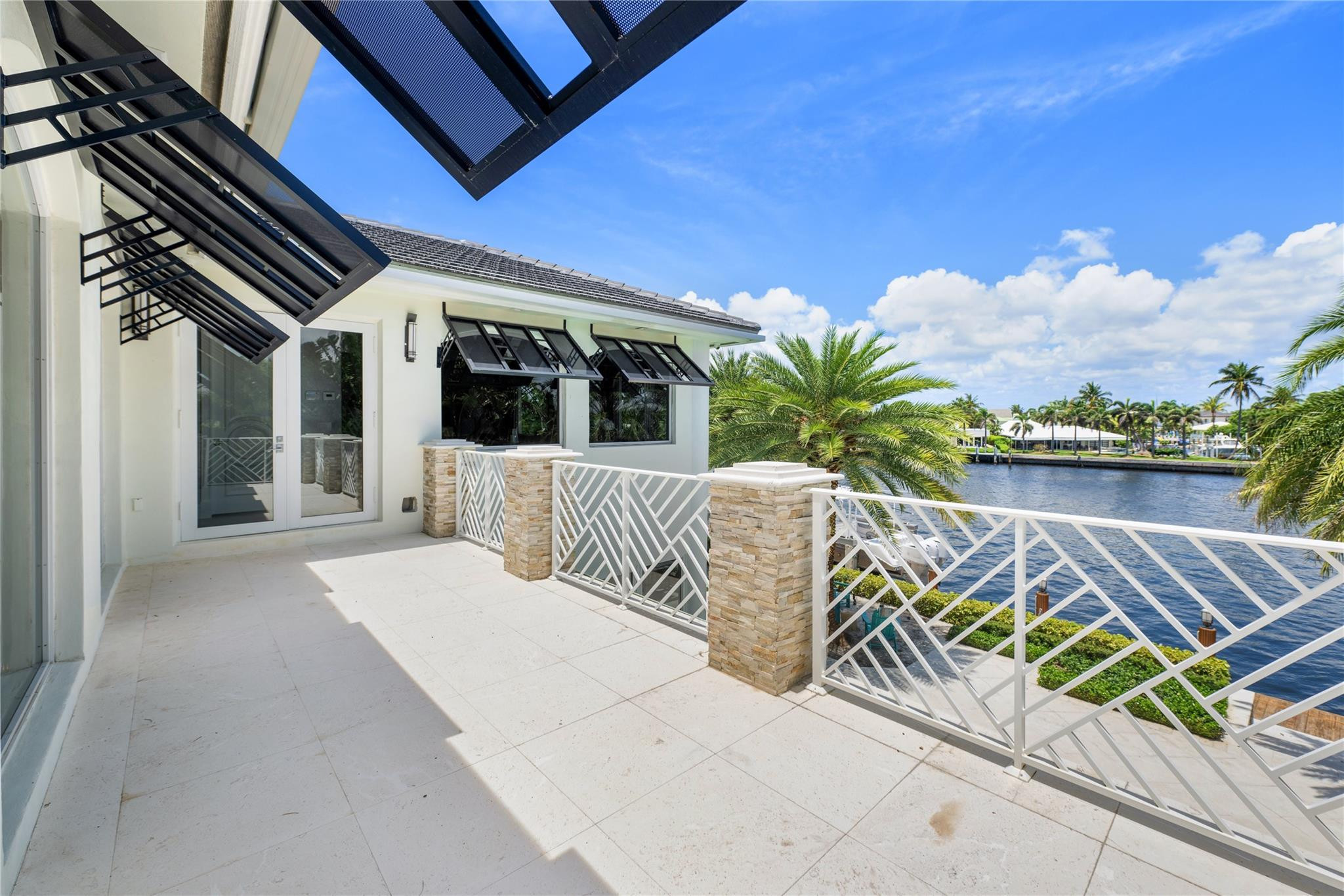 2307 N RIVERSIDE DR