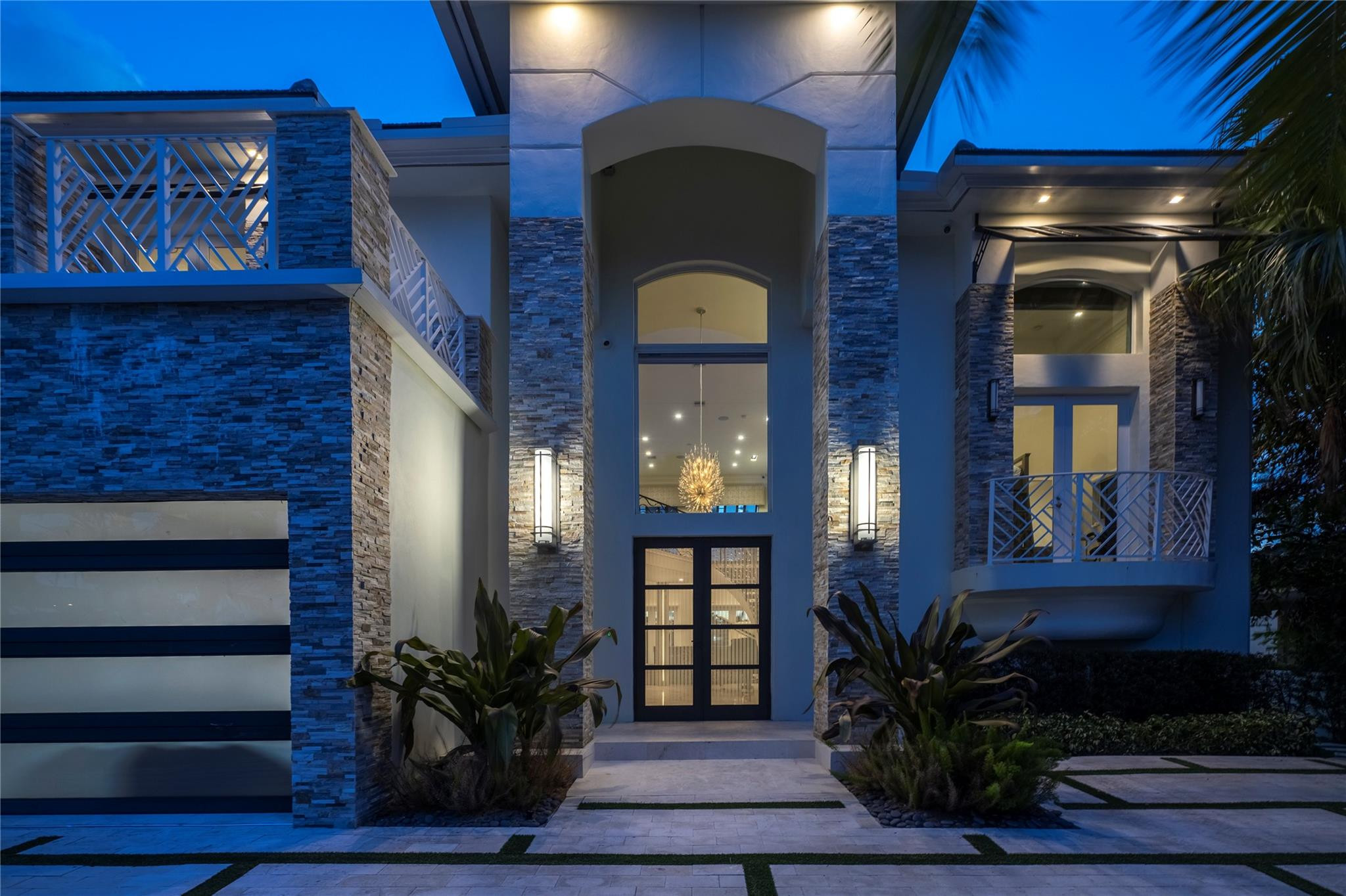 2307 N RIVERSIDE DR