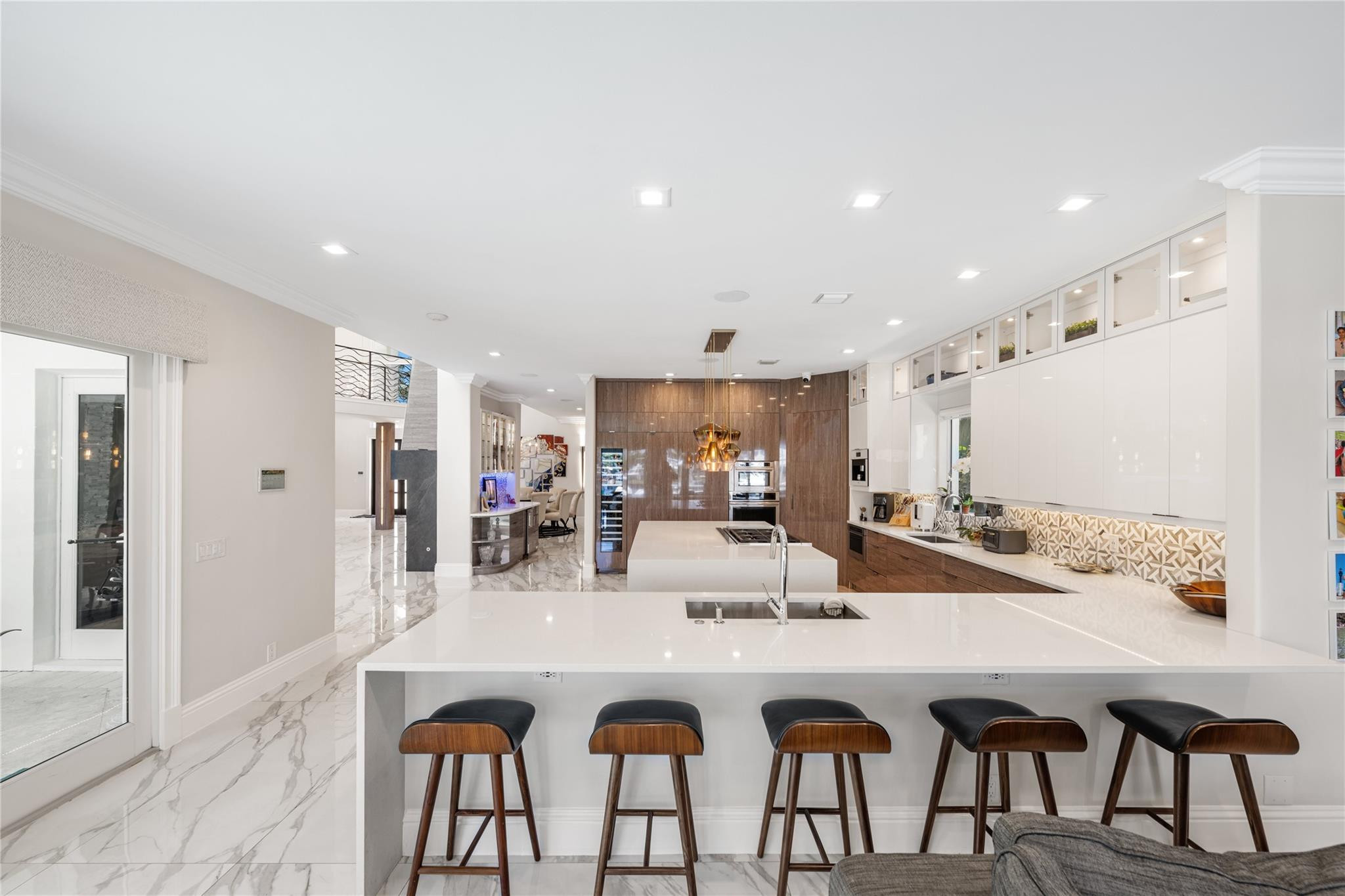 2307 N RIVERSIDE DR