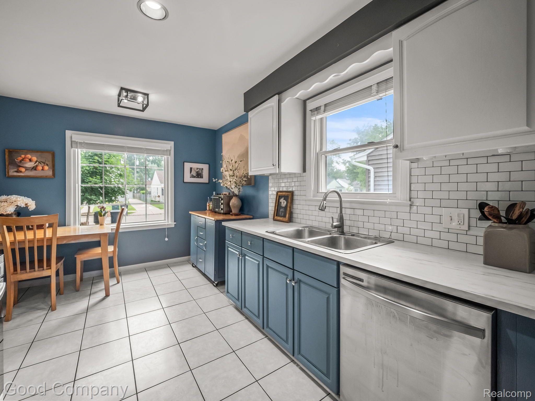 2118 ROWLAND Avenue