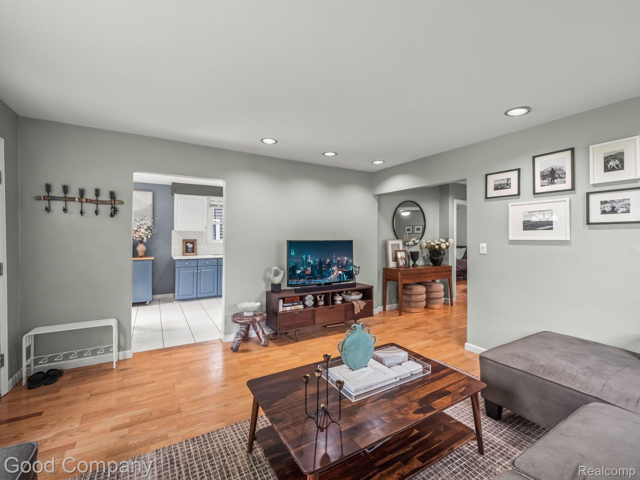 2118 ROWLAND Avenue