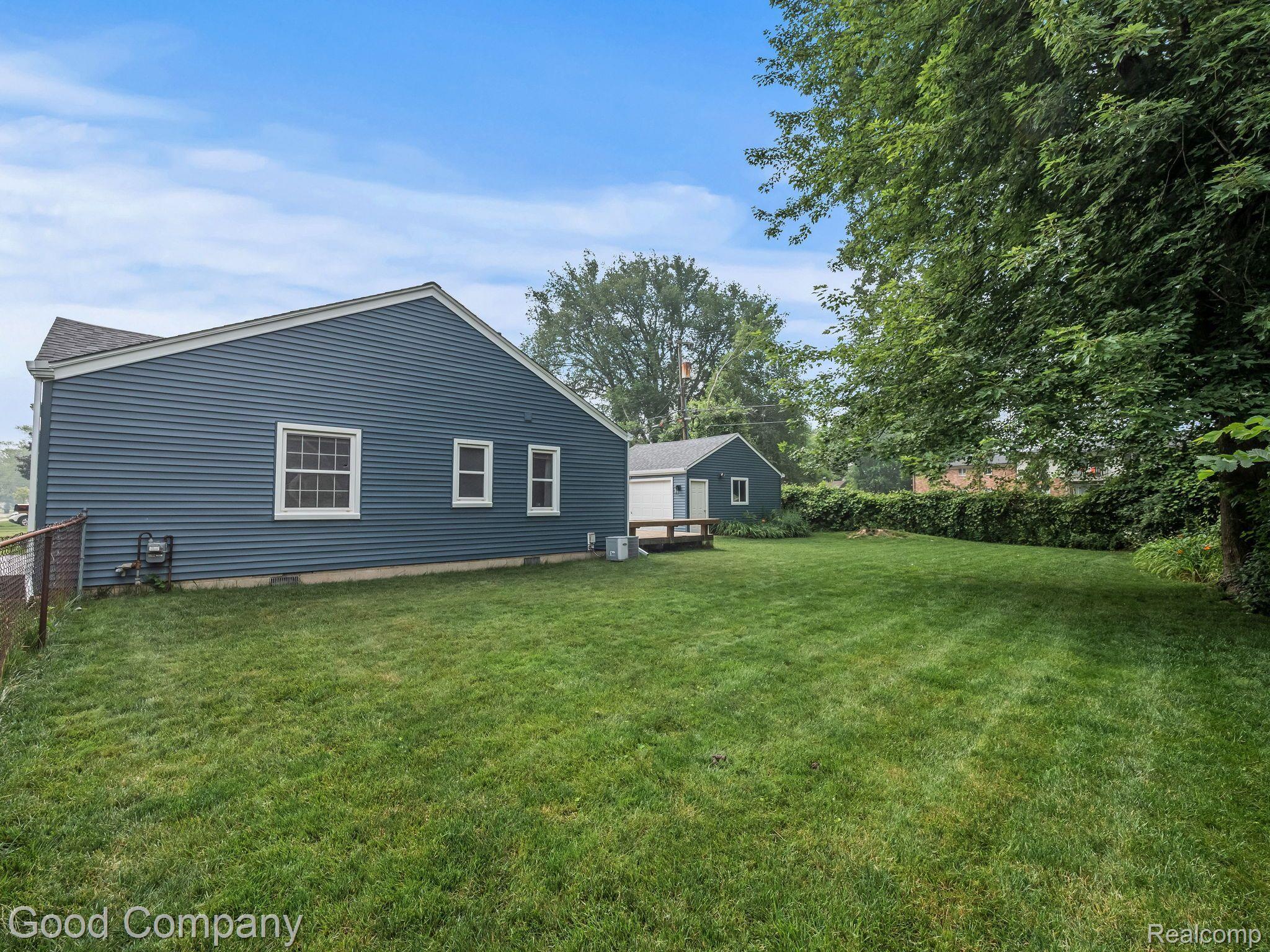 2118 ROWLAND Avenue