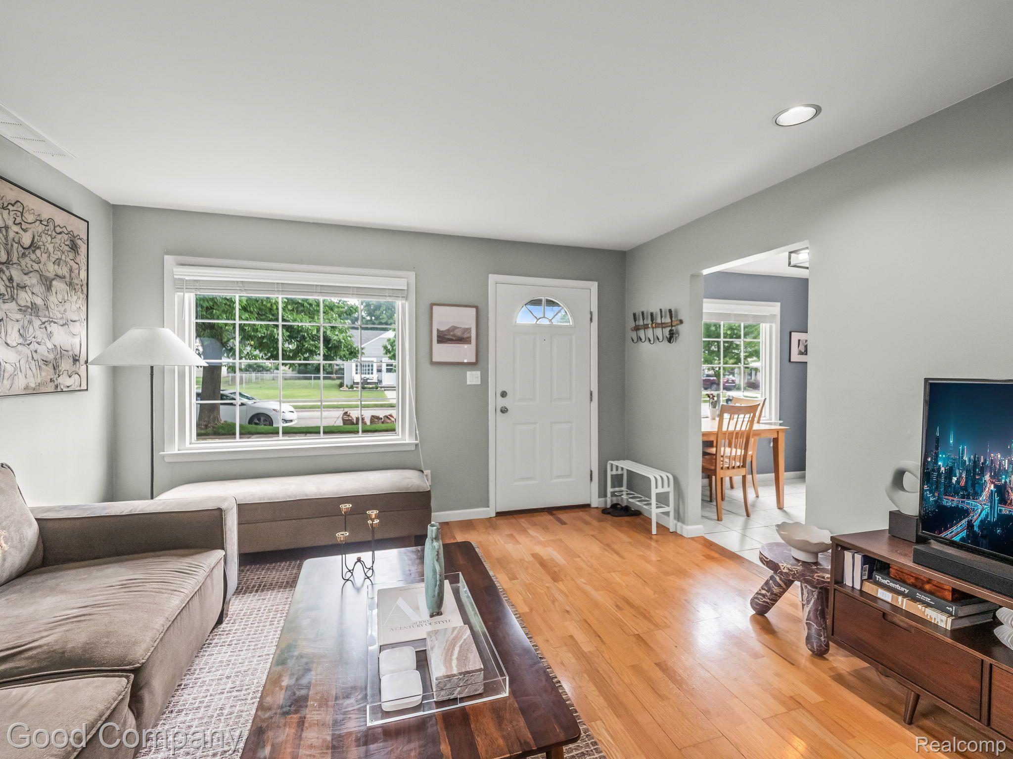 2118 ROWLAND Avenue