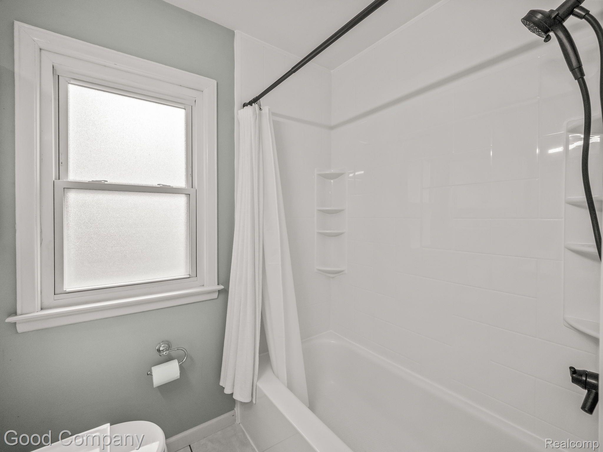 2118 ROWLAND Avenue