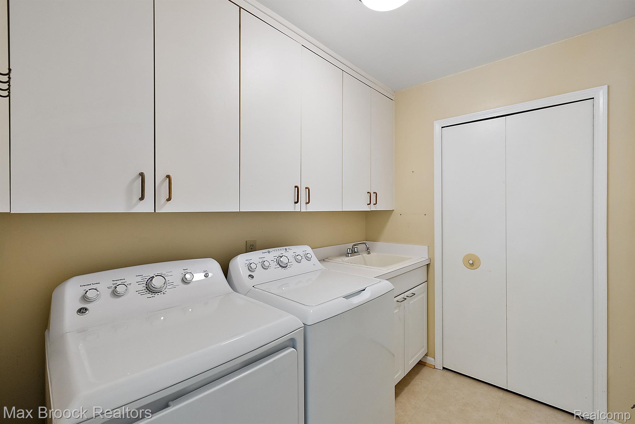 2459 HICKORY GLEN Drive