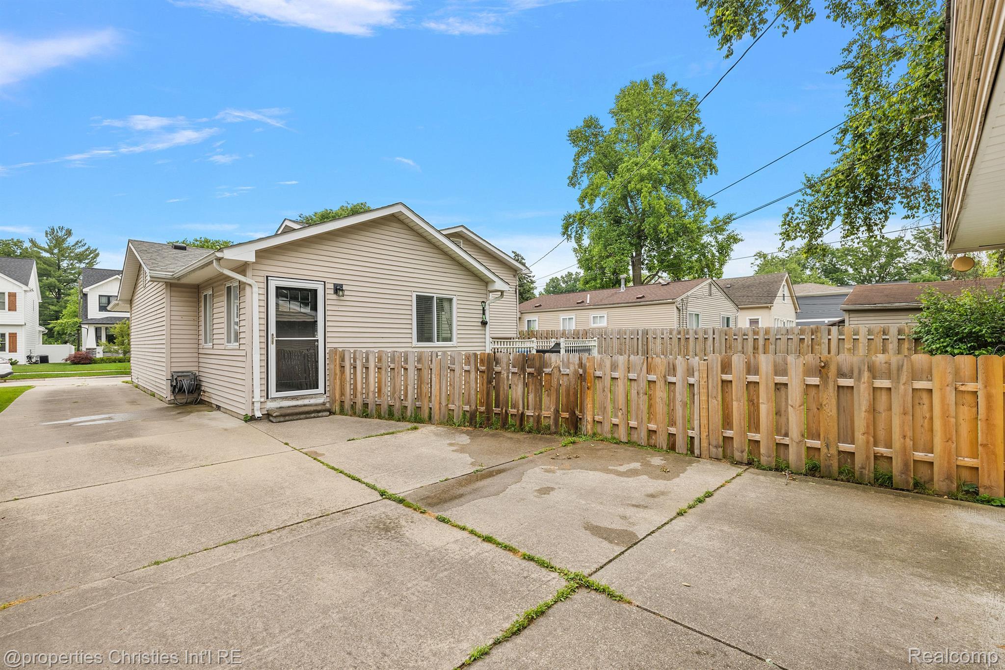 616 GOLF Avenue