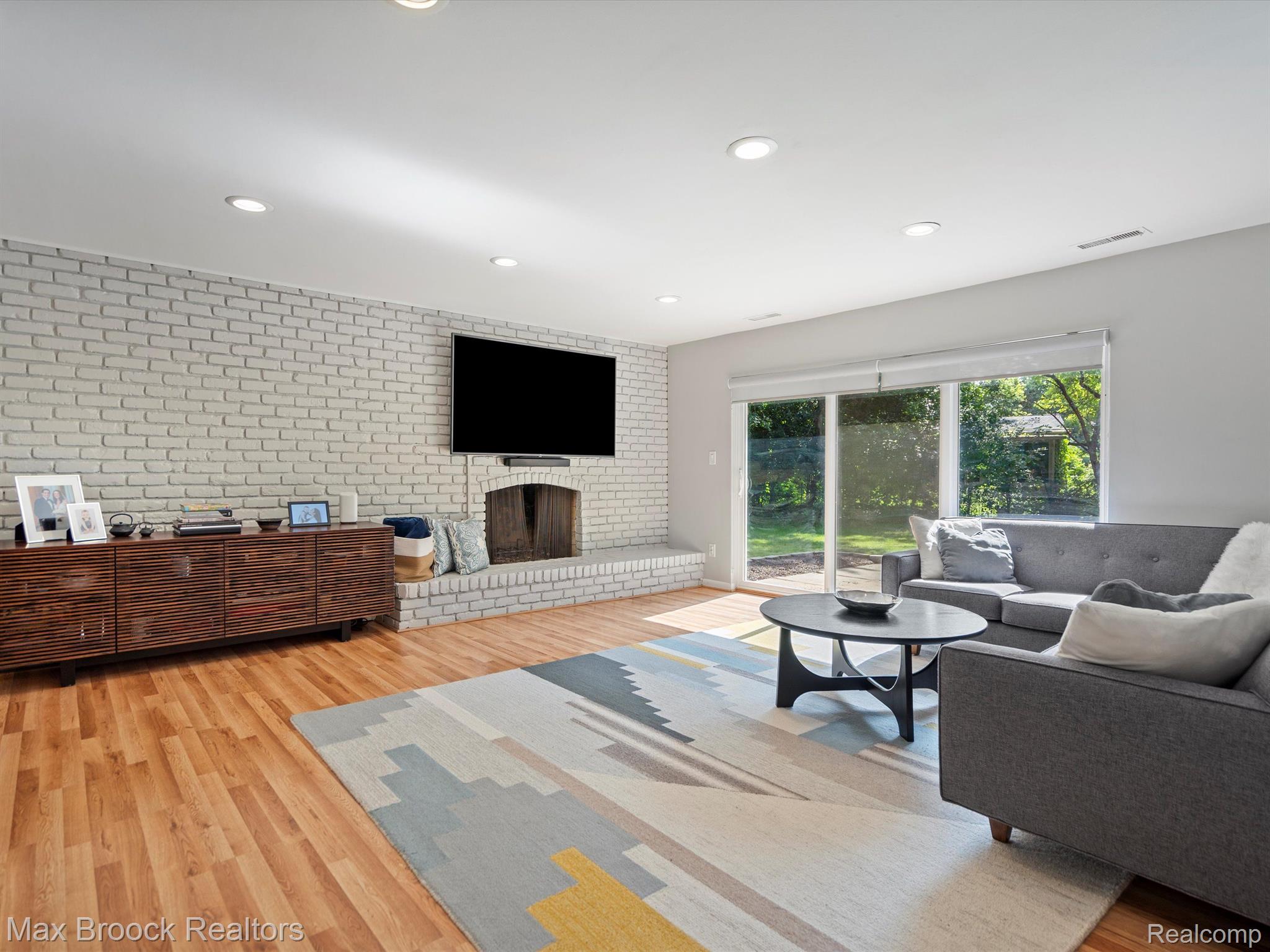 6745 WOODSIDE Trail