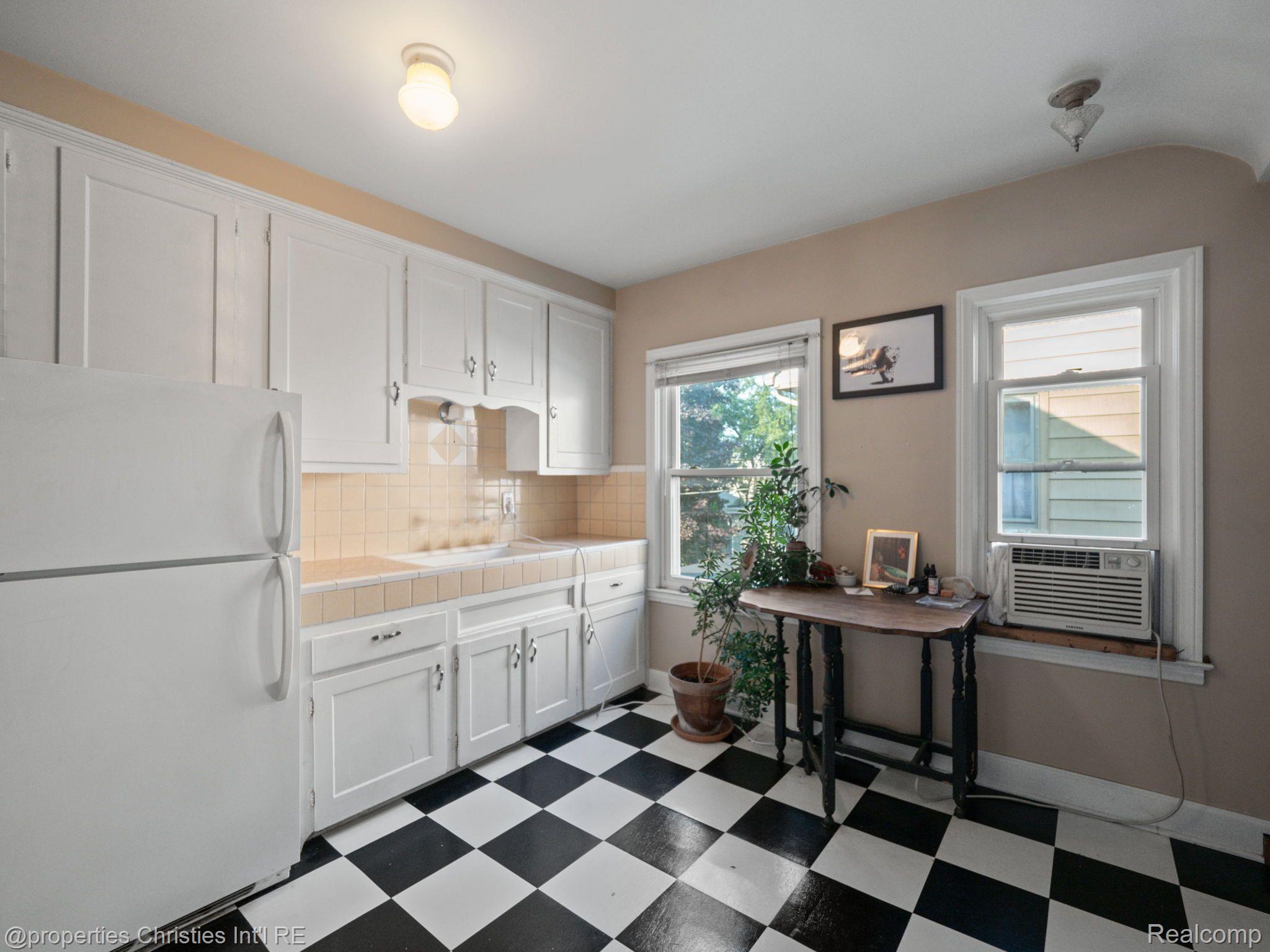 18 WOODWARD HEIGHTS Boulevard