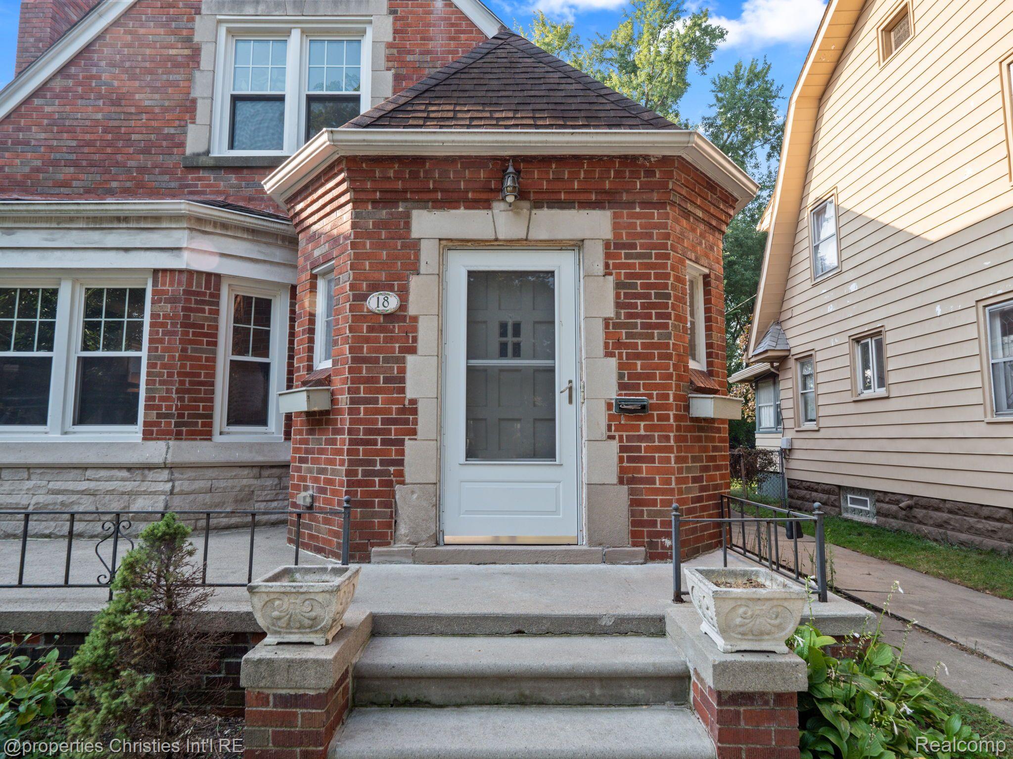 18 WOODWARD HEIGHTS Boulevard