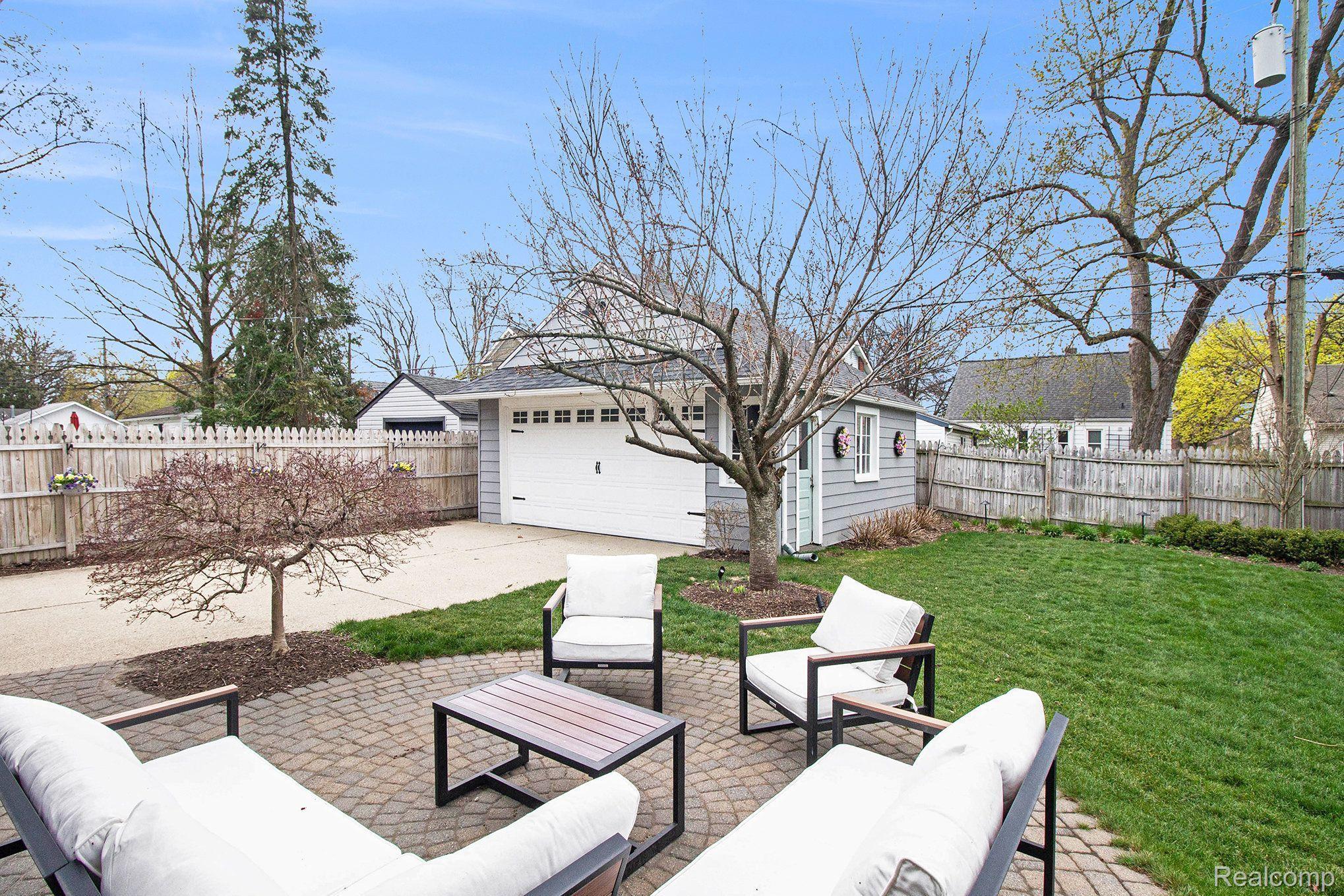 1211 N Maple Avenue