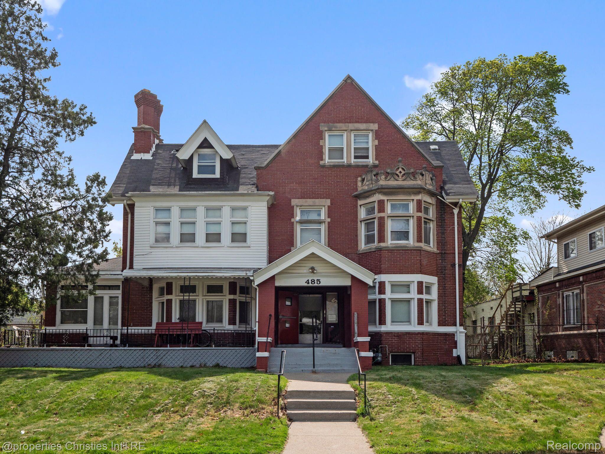 485 E GRAND Boulevard
