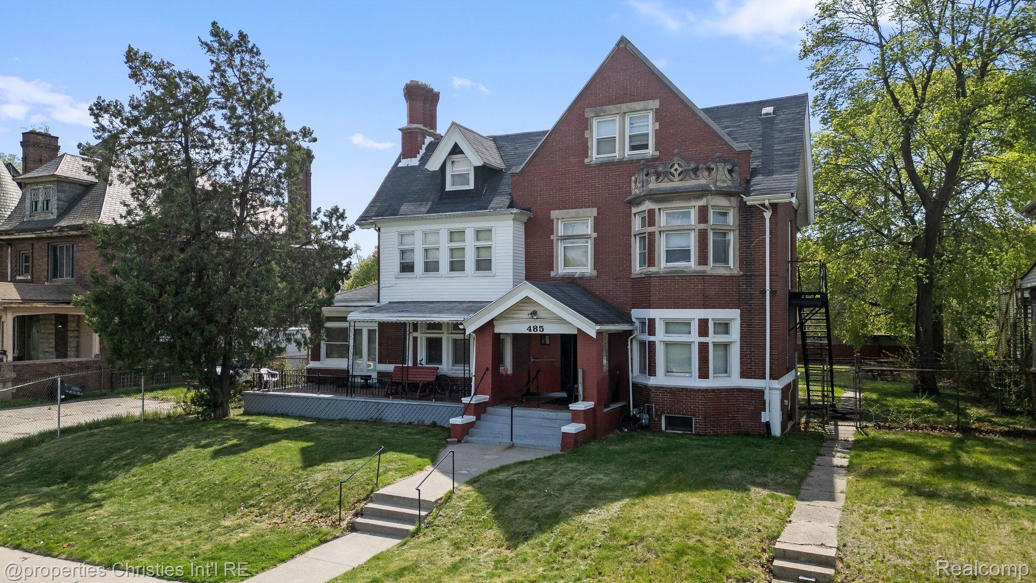 485 E GRAND Boulevard