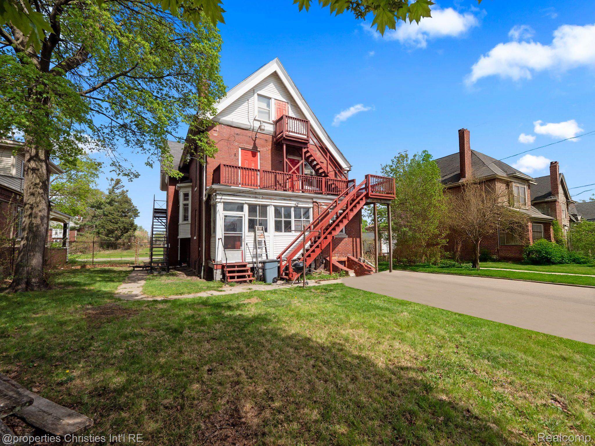 485 E GRAND Boulevard