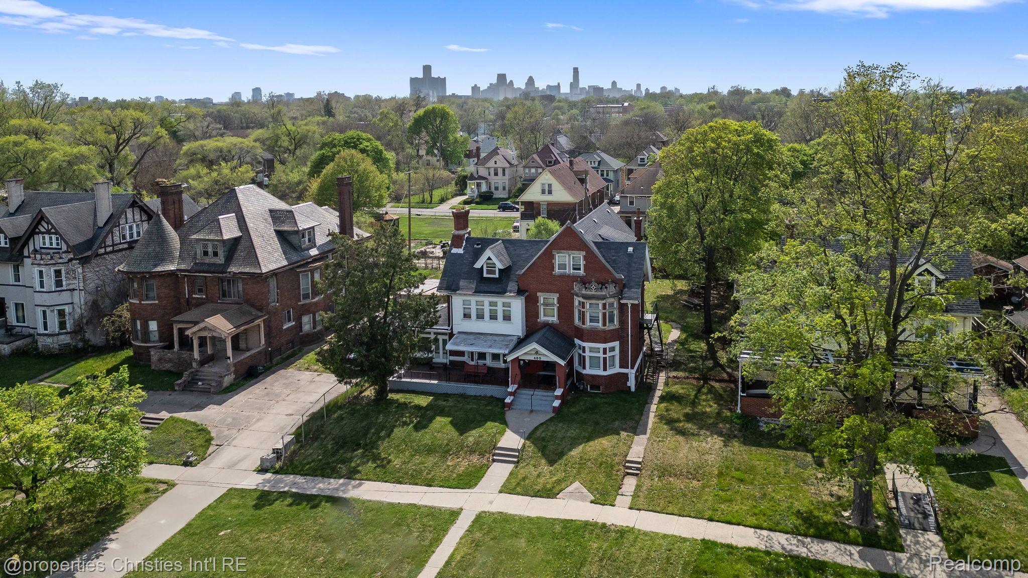485 E GRAND Boulevard