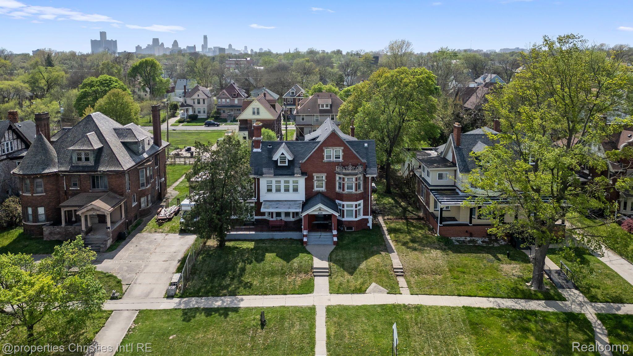 485 E GRAND Boulevard