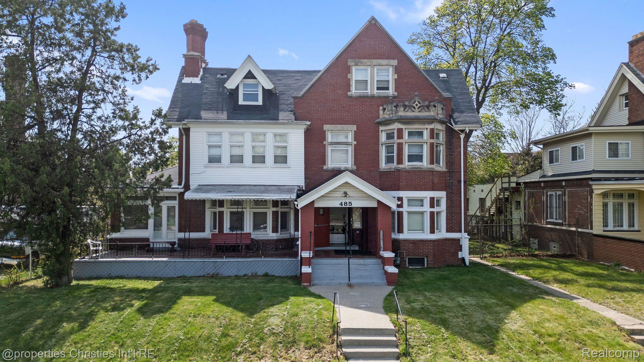 485 E GRAND Boulevard