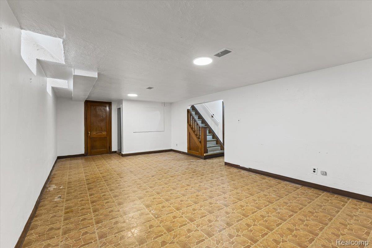 12125 E Outer Drive