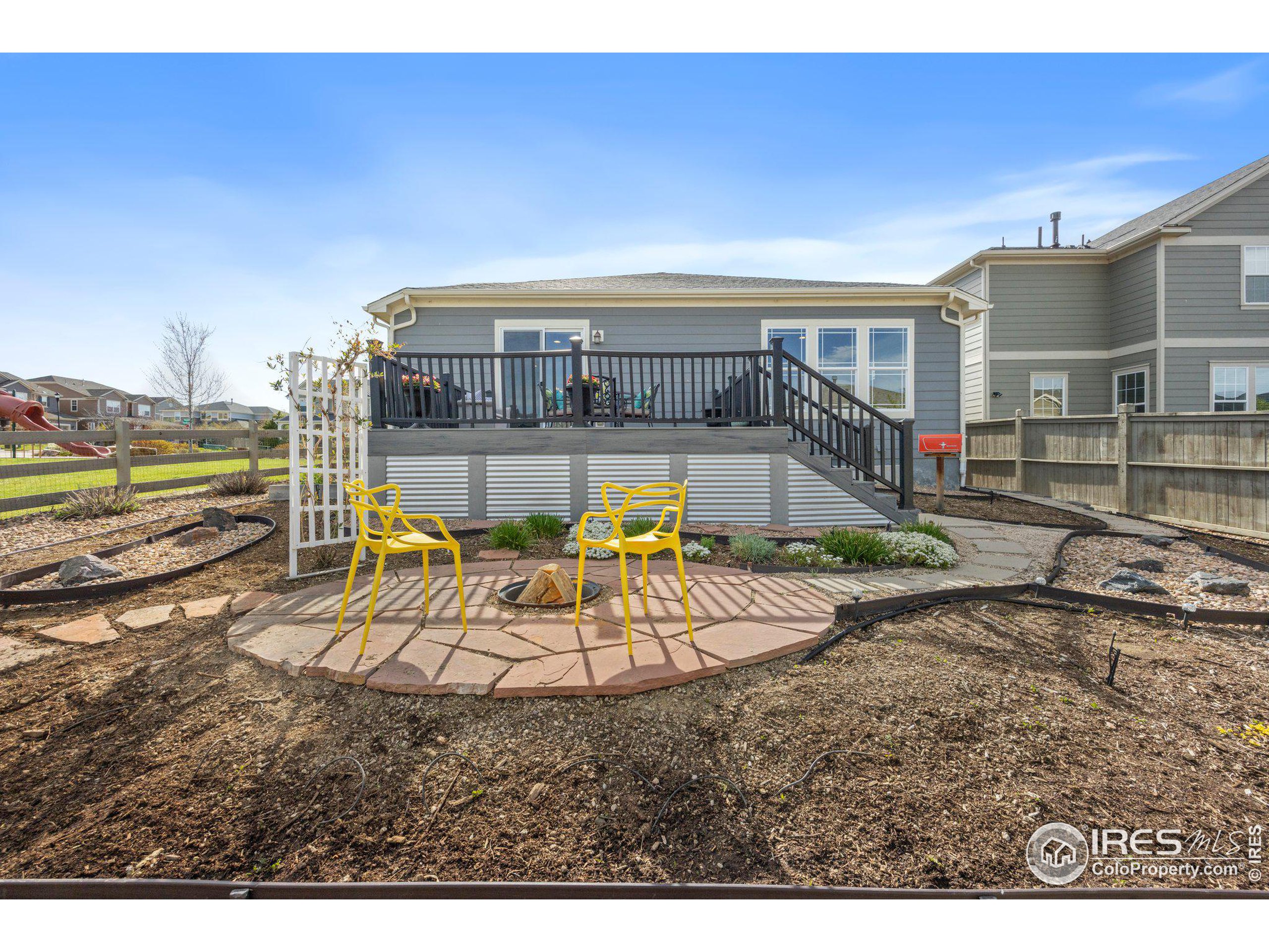 1025 Redbud Cir