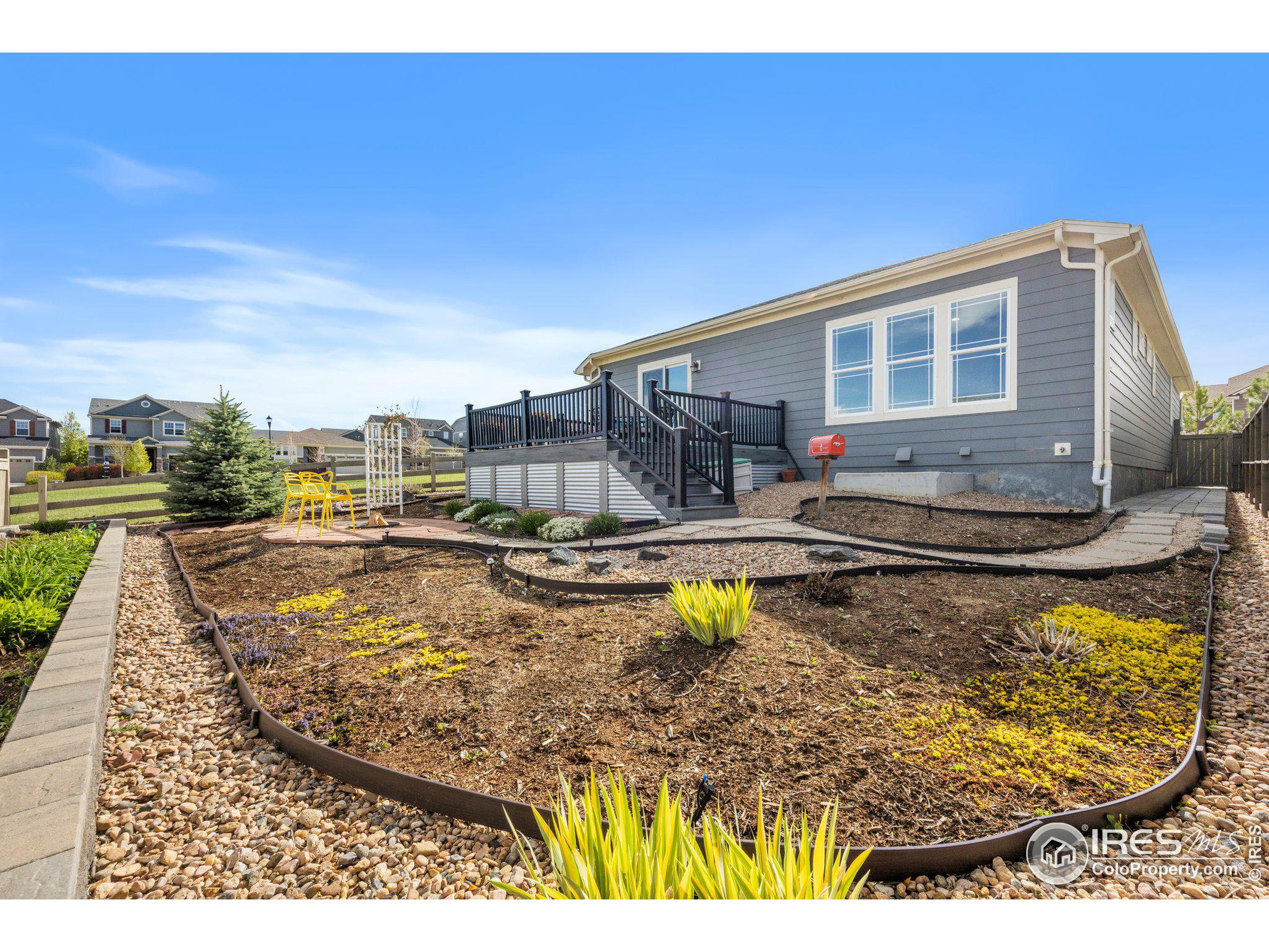 1025 Redbud Cir