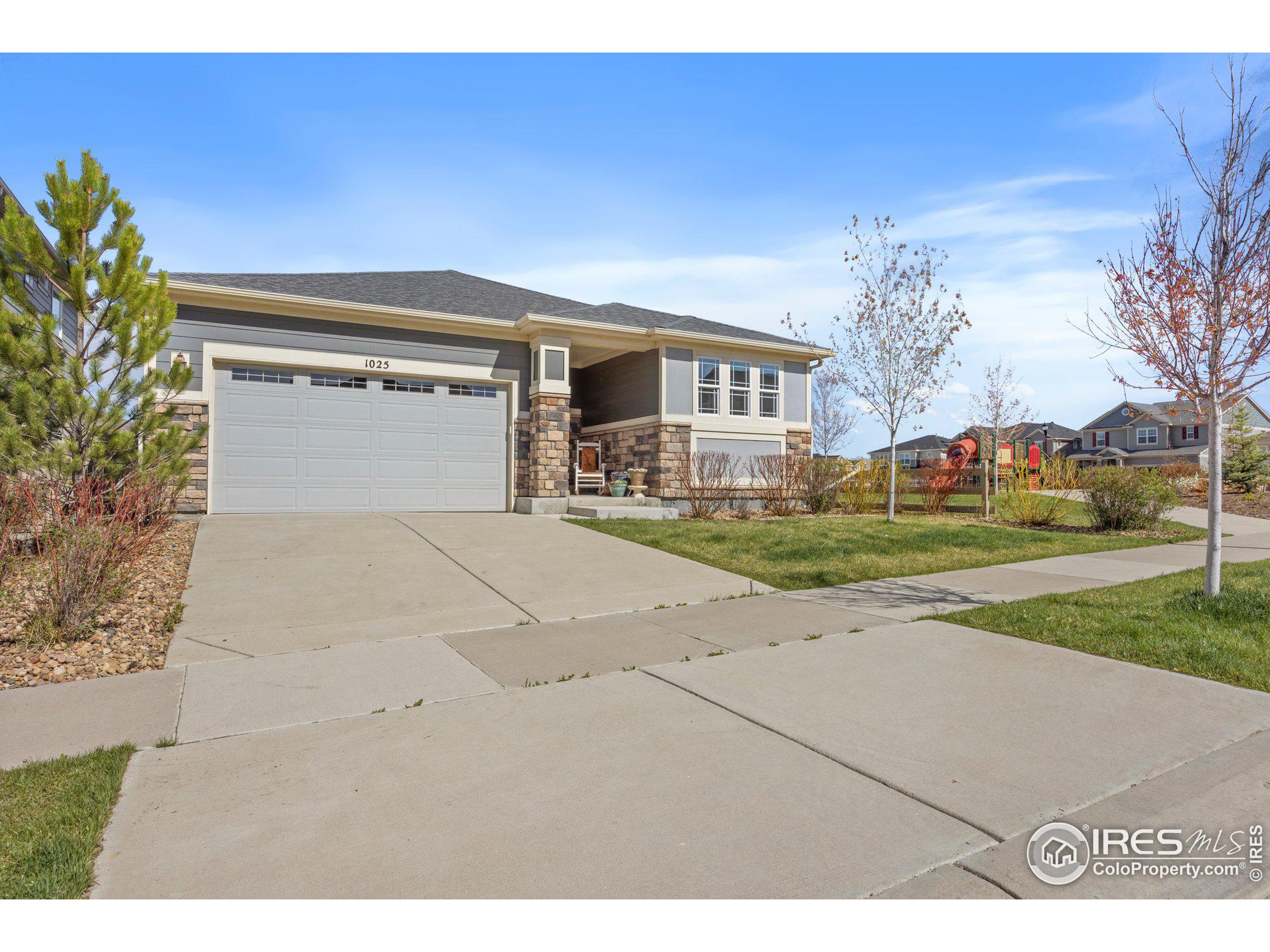1025 Redbud Cir