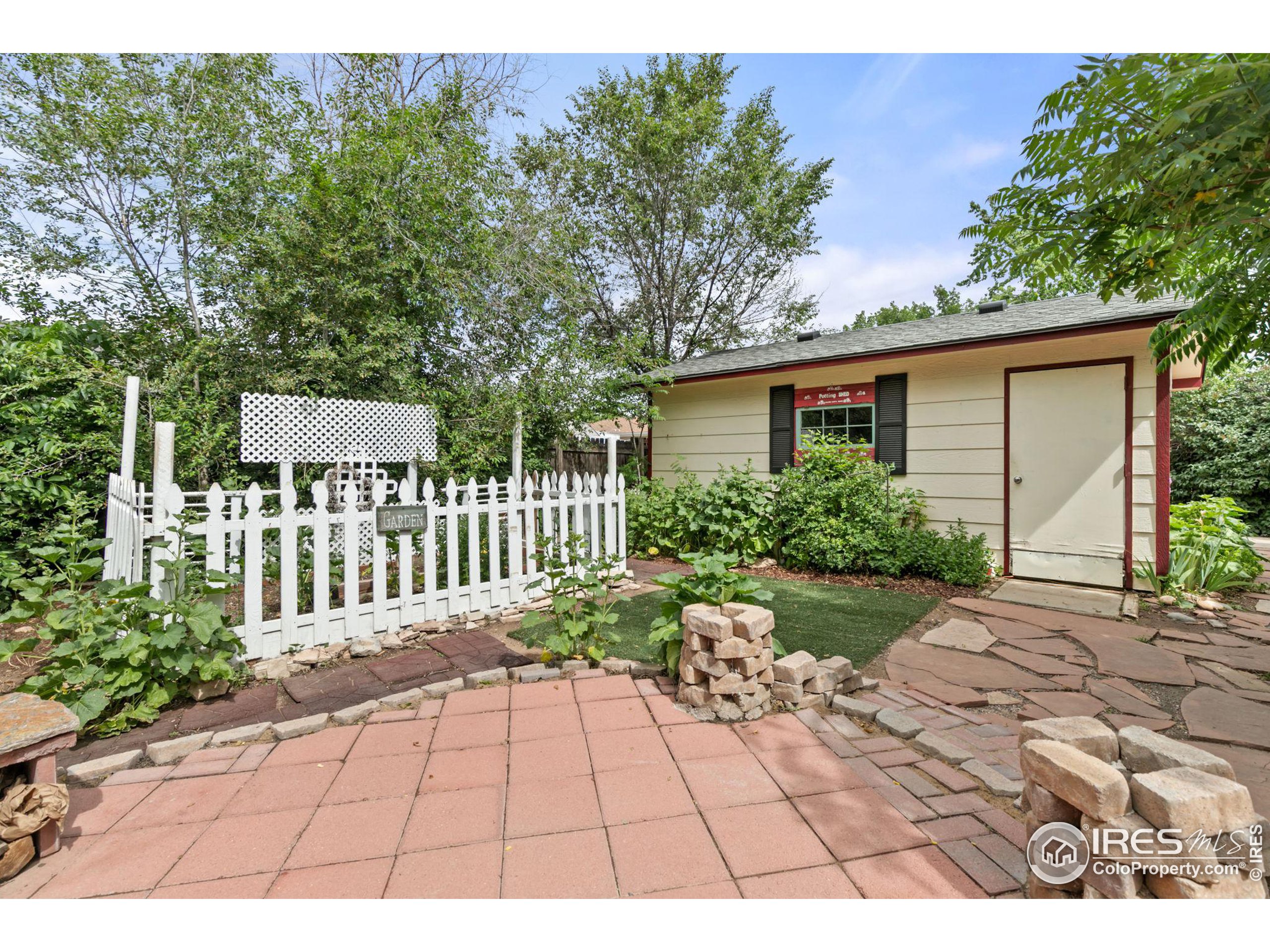 590 Pine Dr