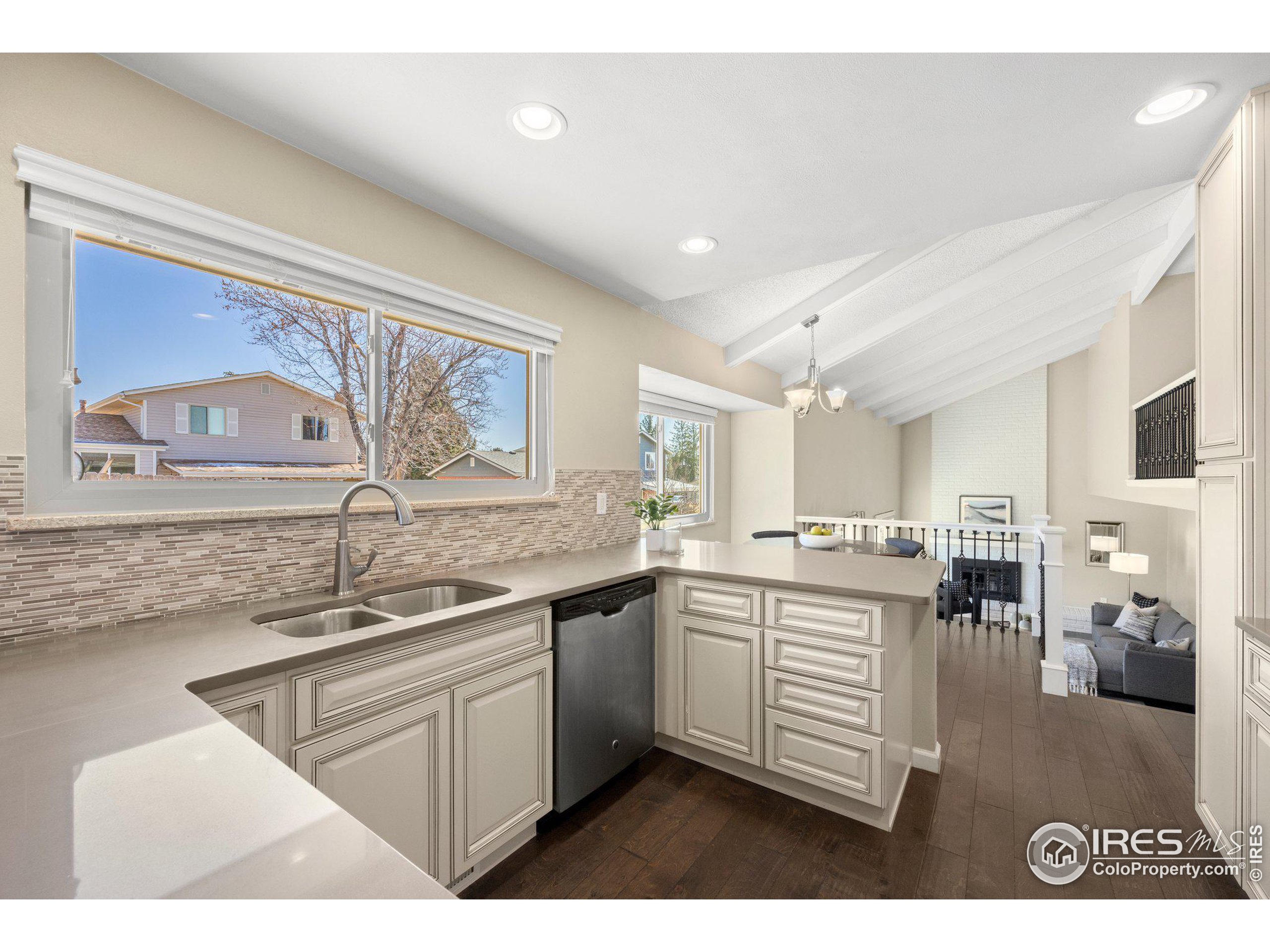 4858 Fairlawn Cir