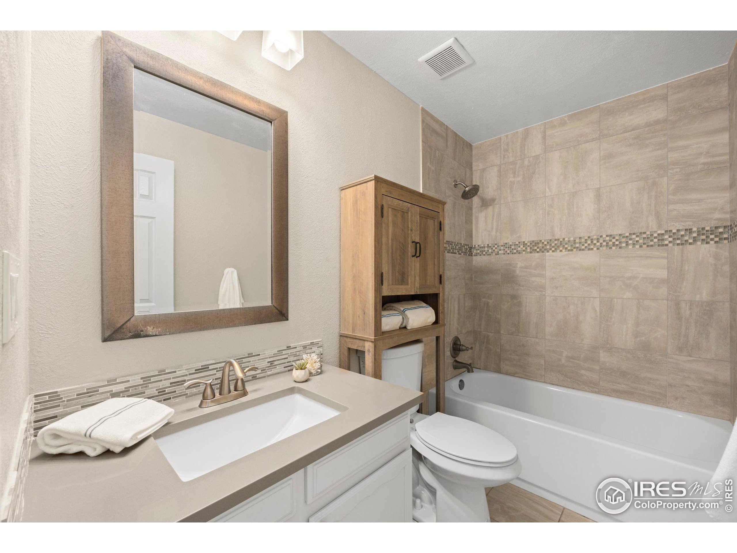 4858 Fairlawn Cir