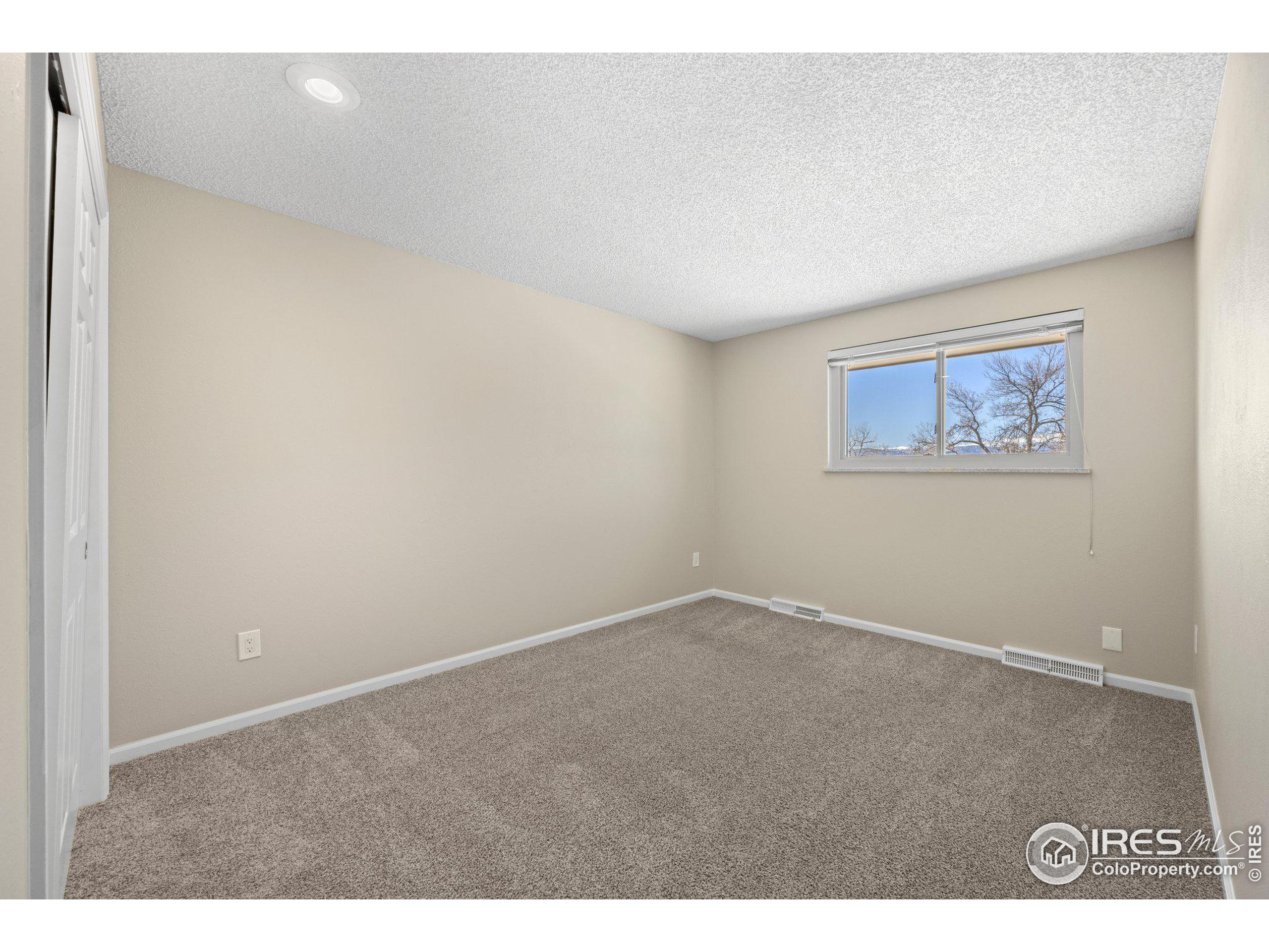 4858 Fairlawn Cir