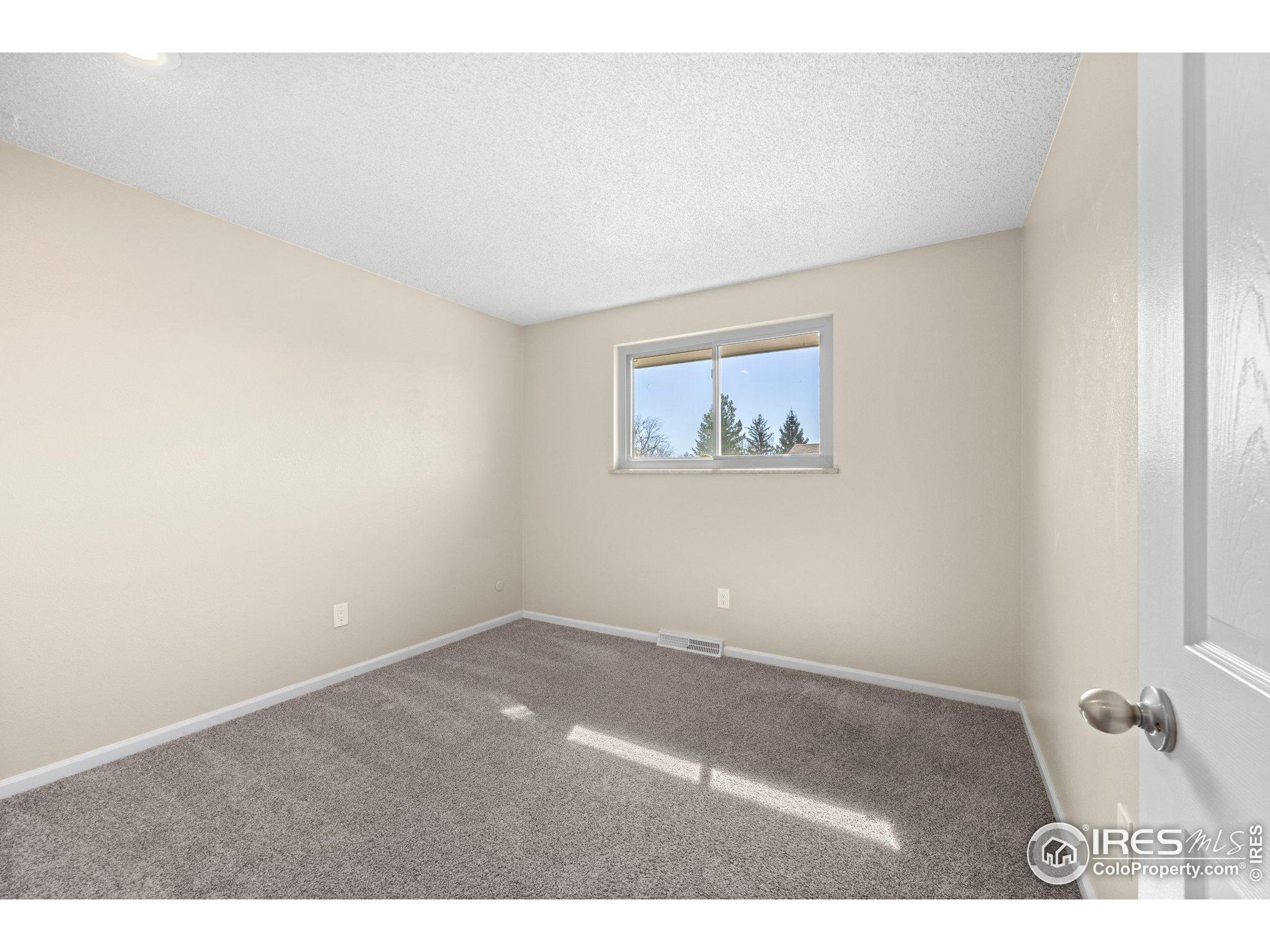 4858 Fairlawn Cir