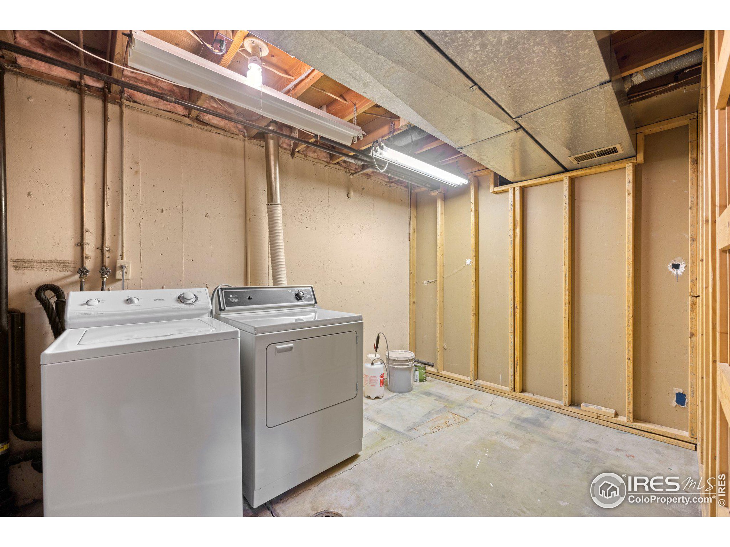 4858 Fairlawn Cir
