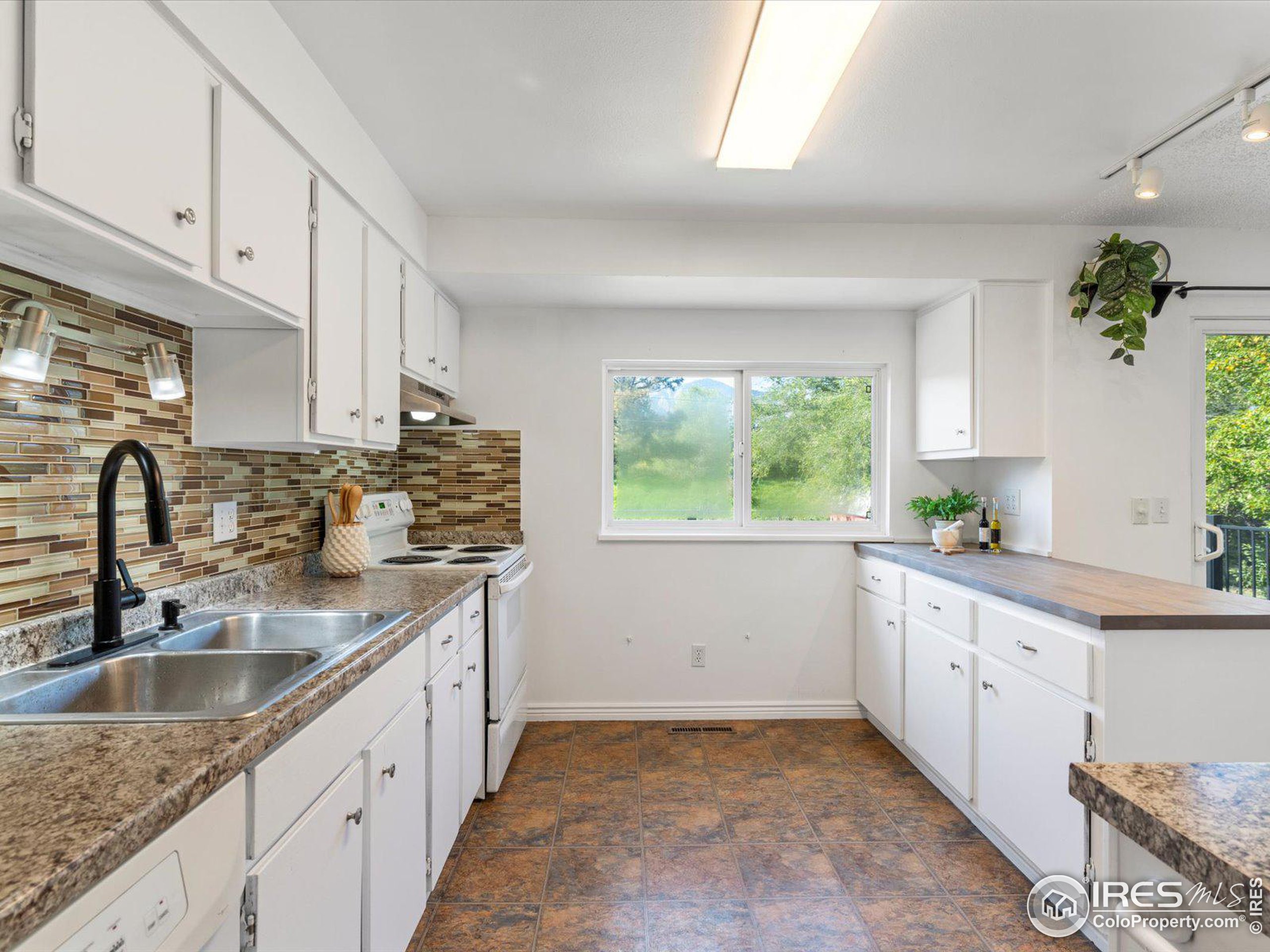 1005 Waite Dr