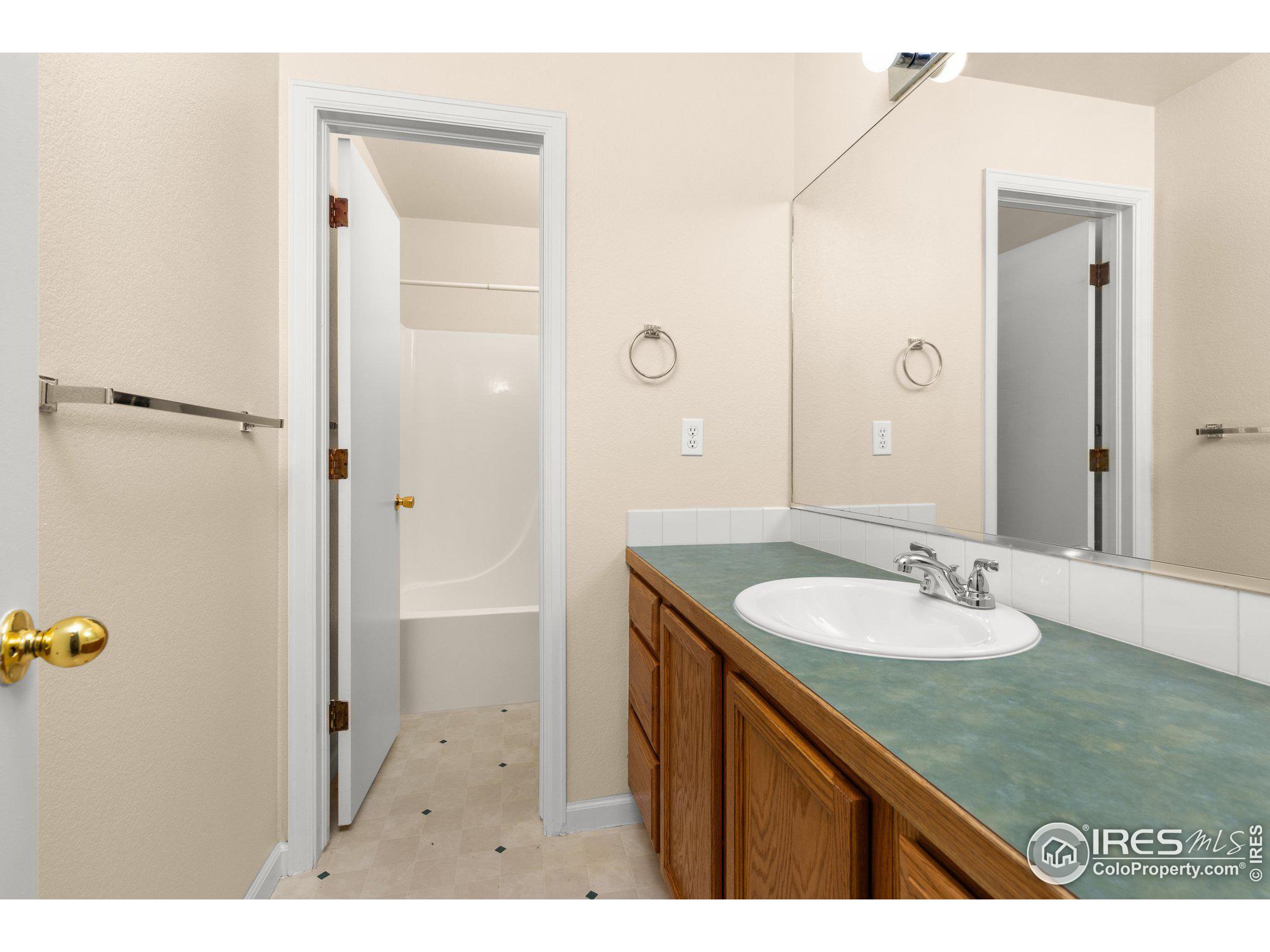 3709 Dove Ln