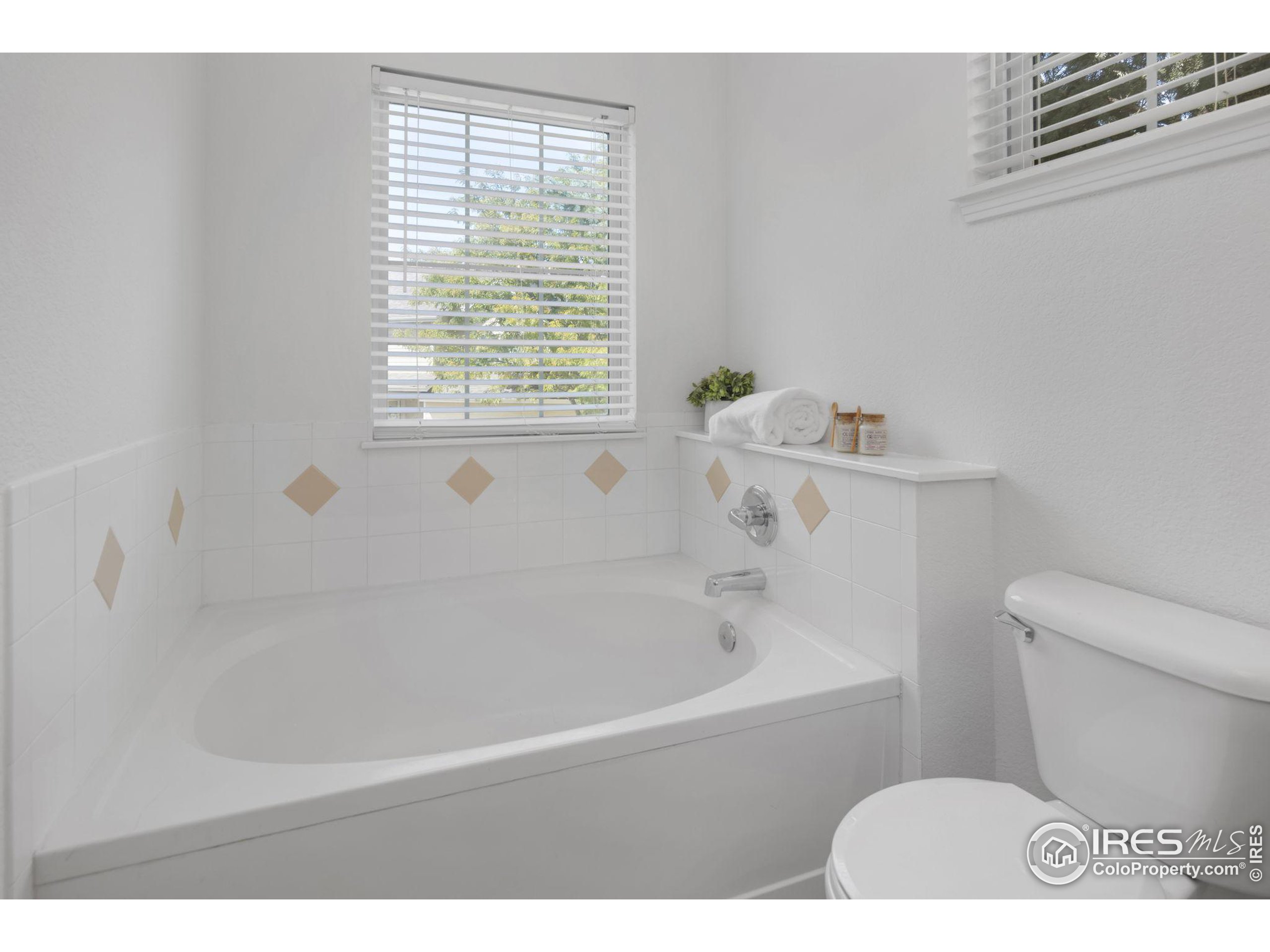 1640 Rockview Cir