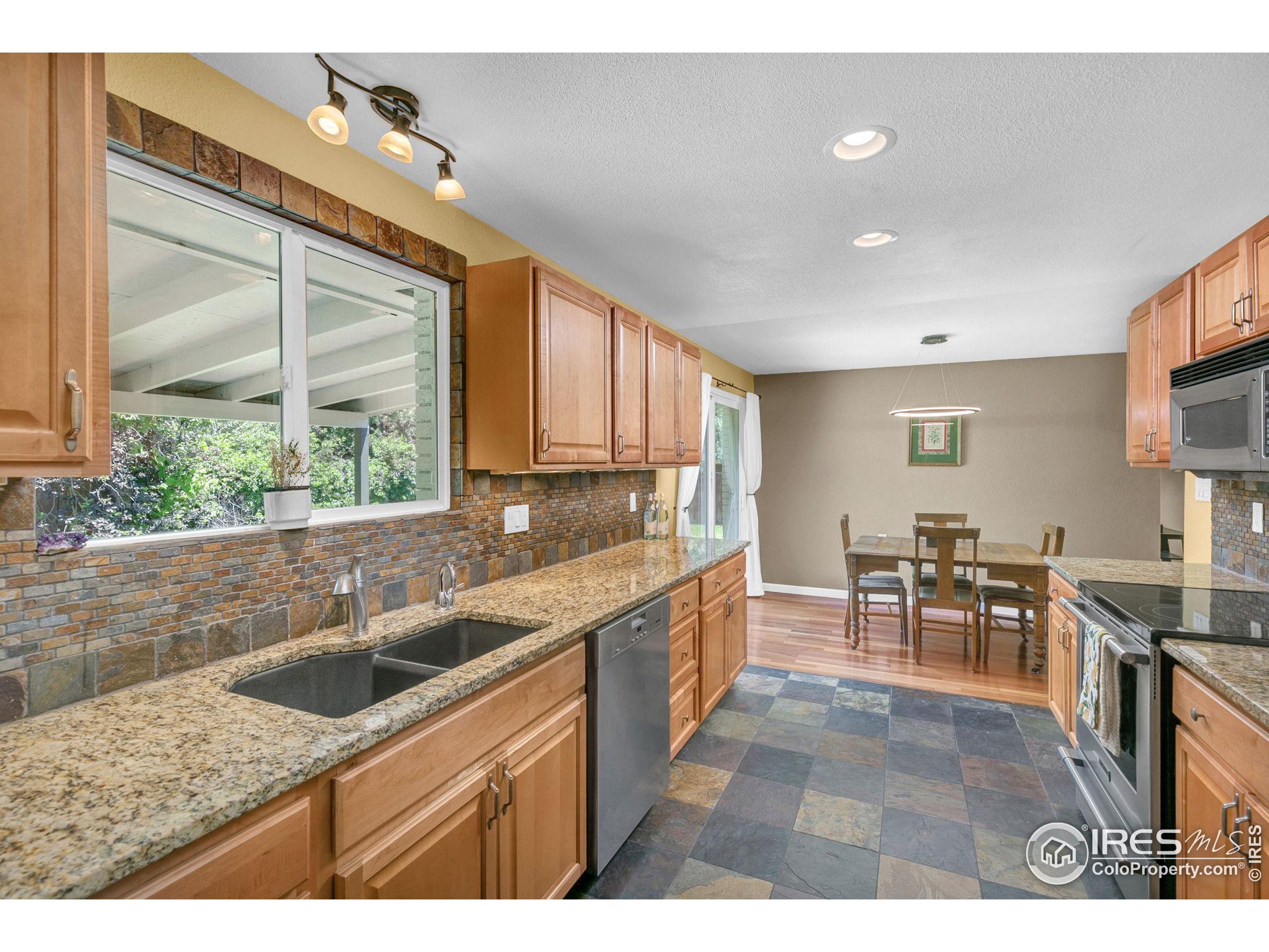 3808 Columbia Dr