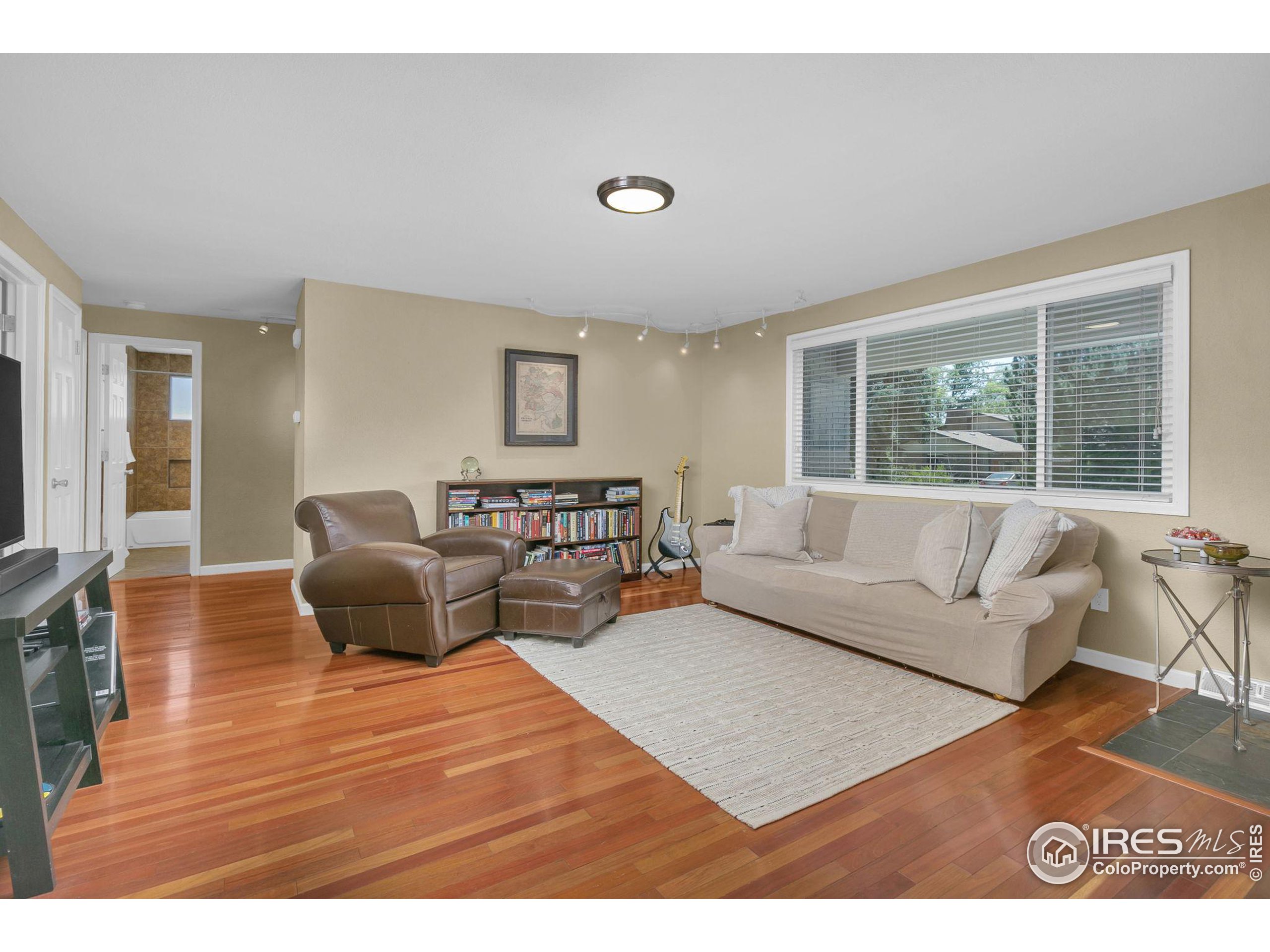 3808 Columbia Dr