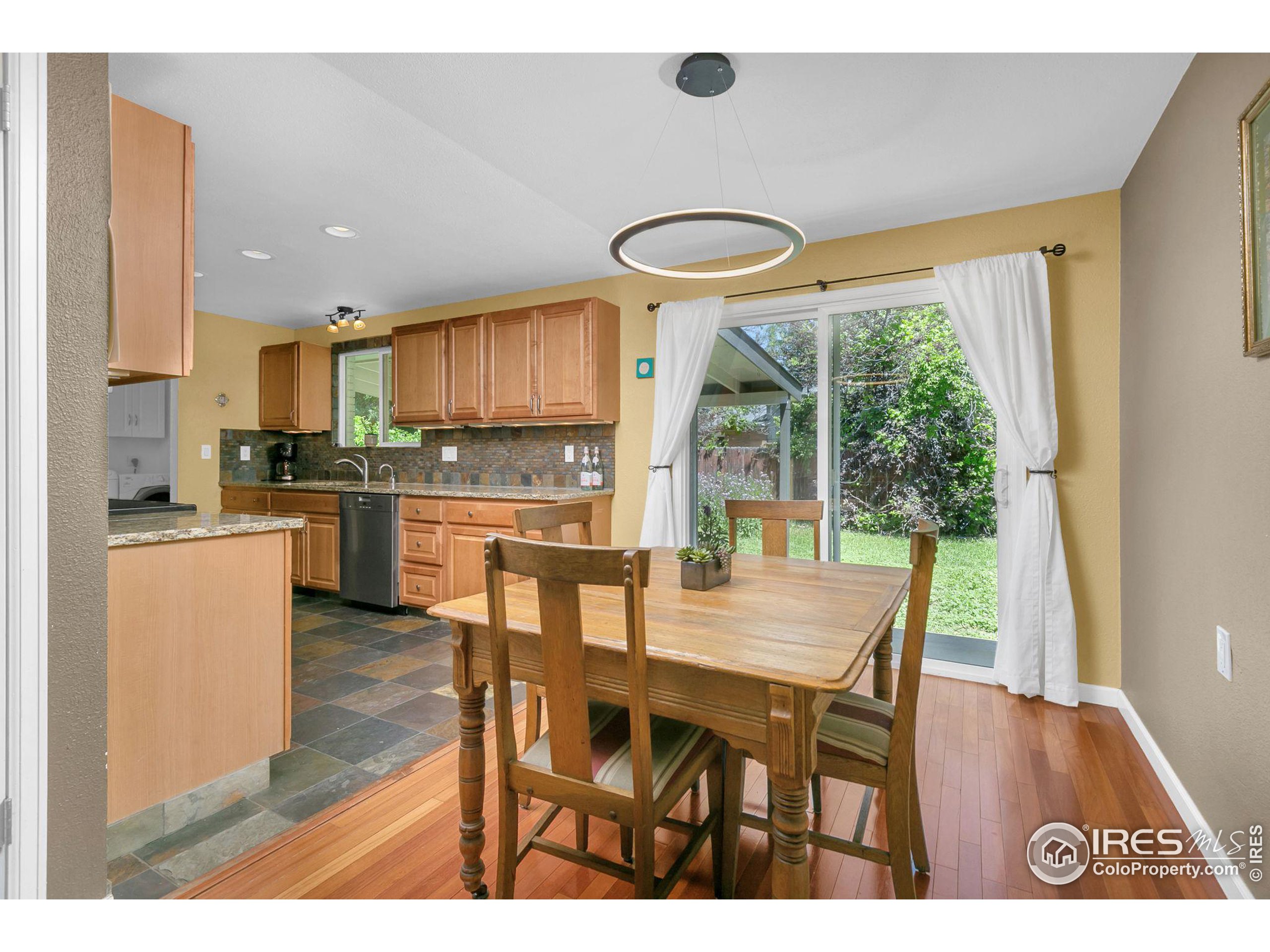 3808 Columbia Dr