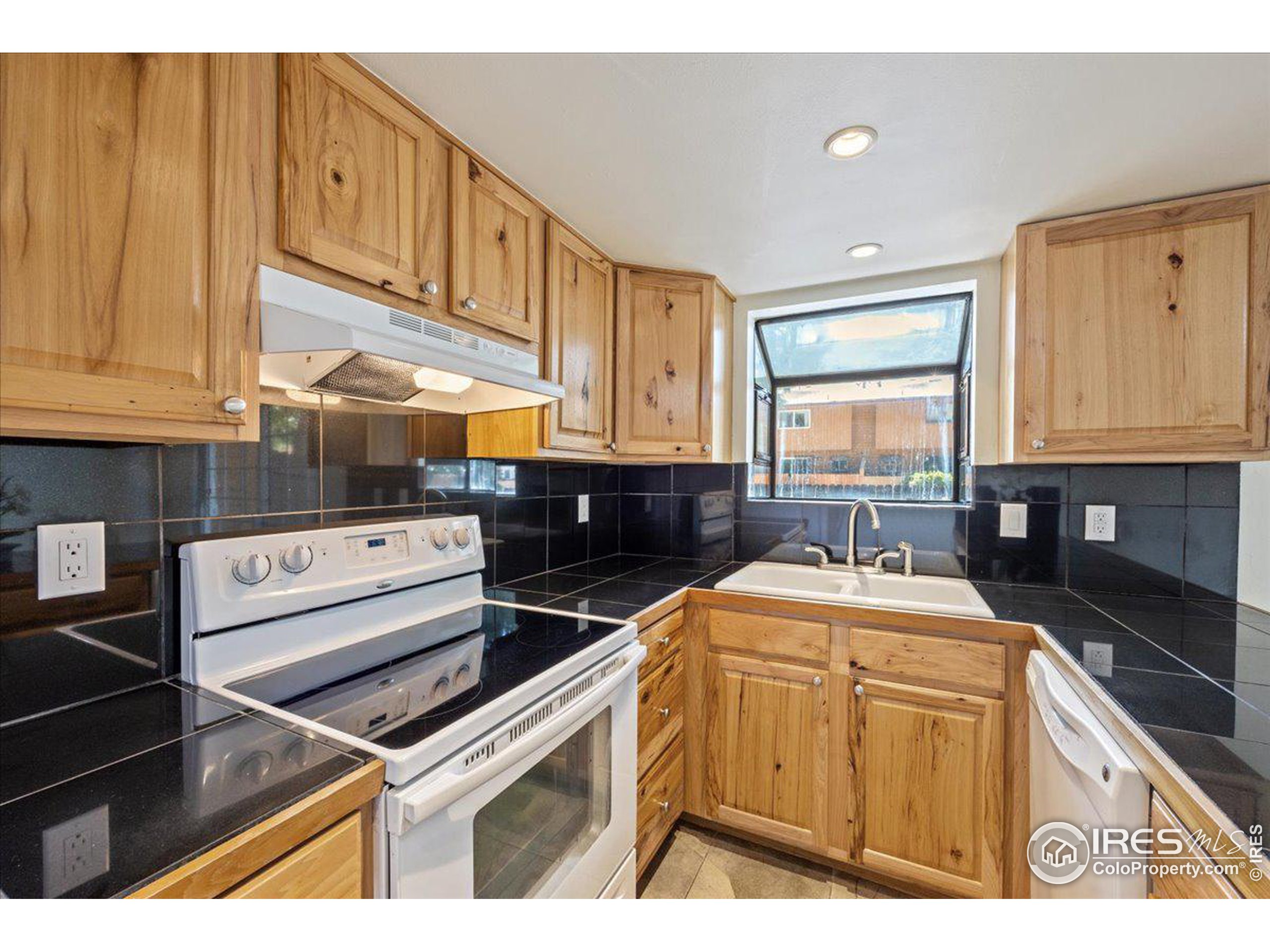 303 Quebec Ave
