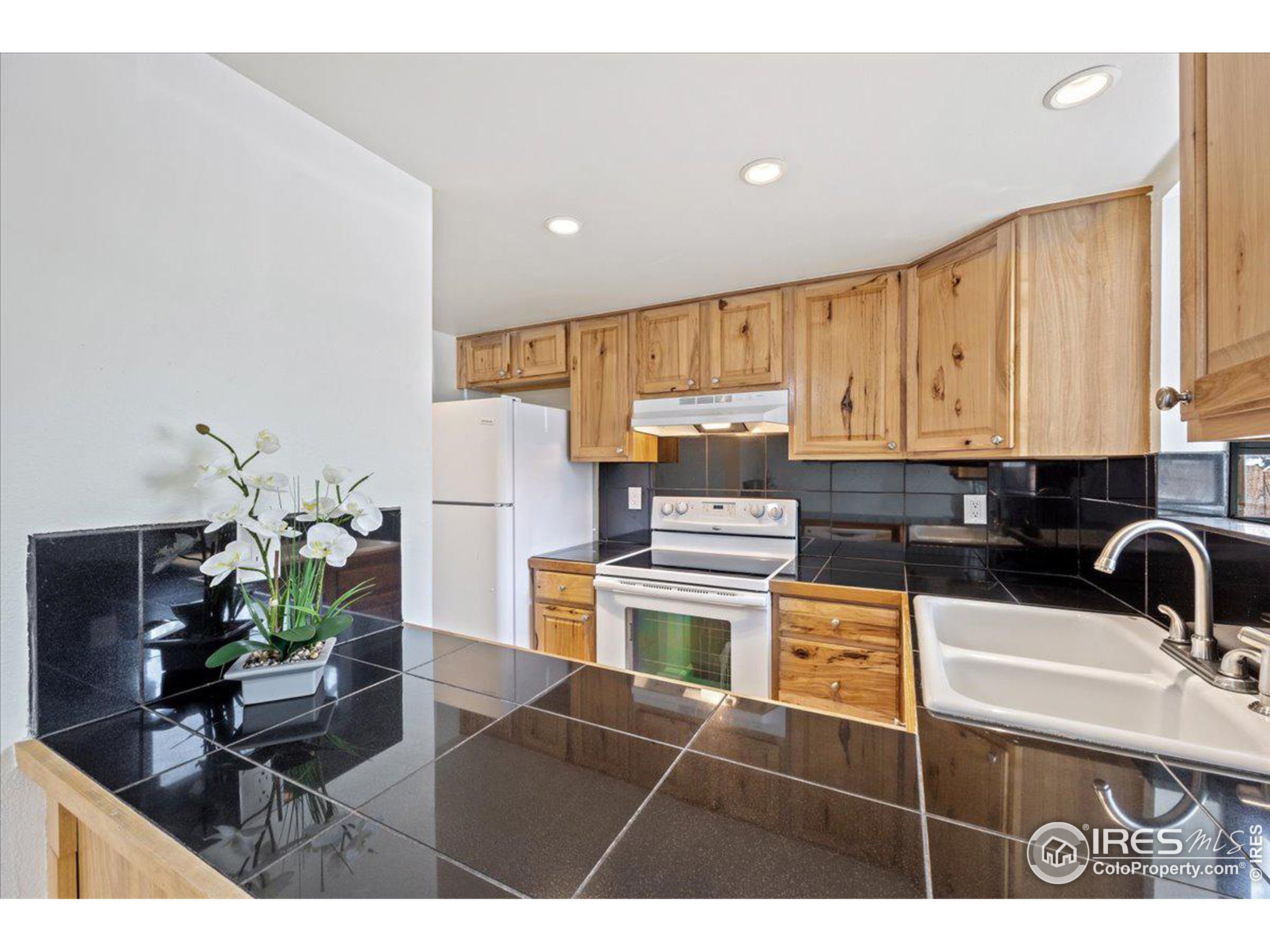 303 Quebec Ave