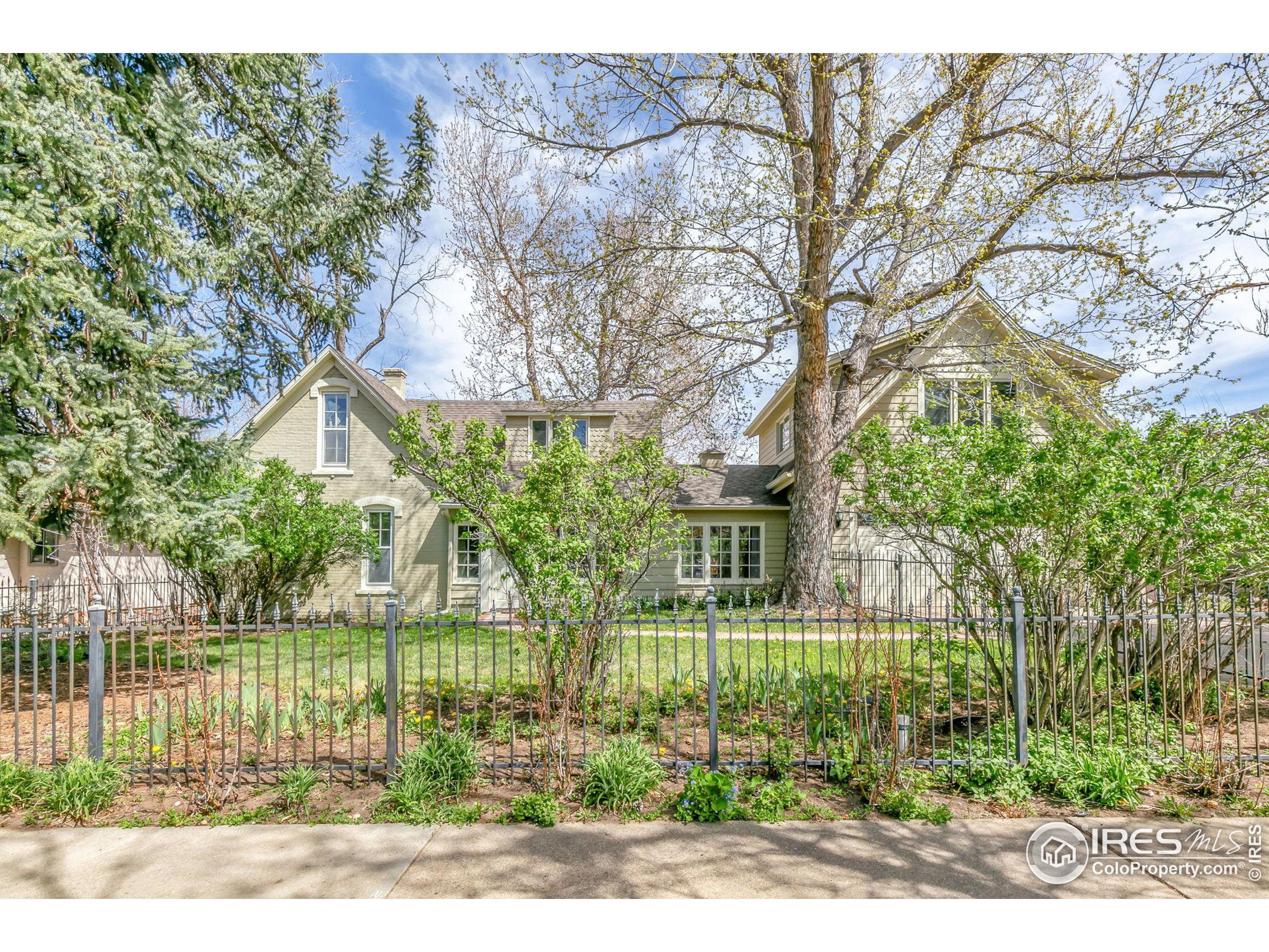1431 Balsam Ave