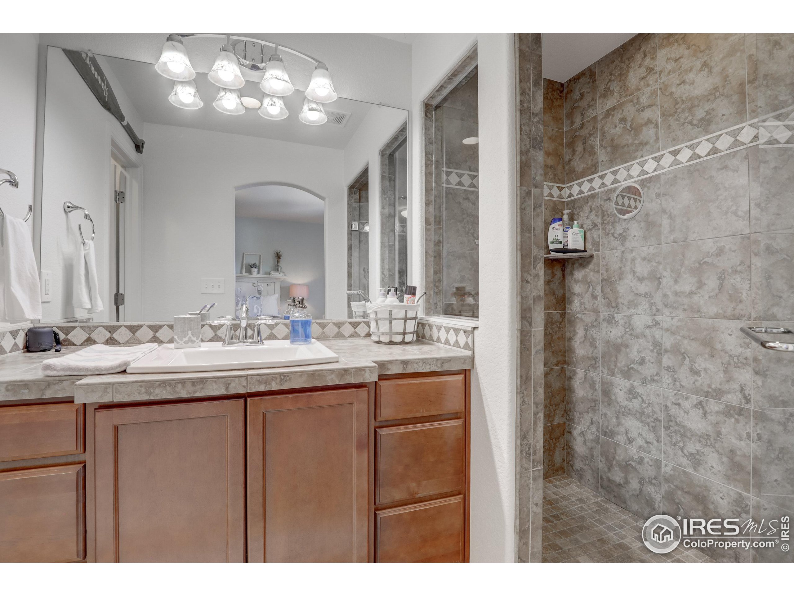 5160 Ravenswood Ln