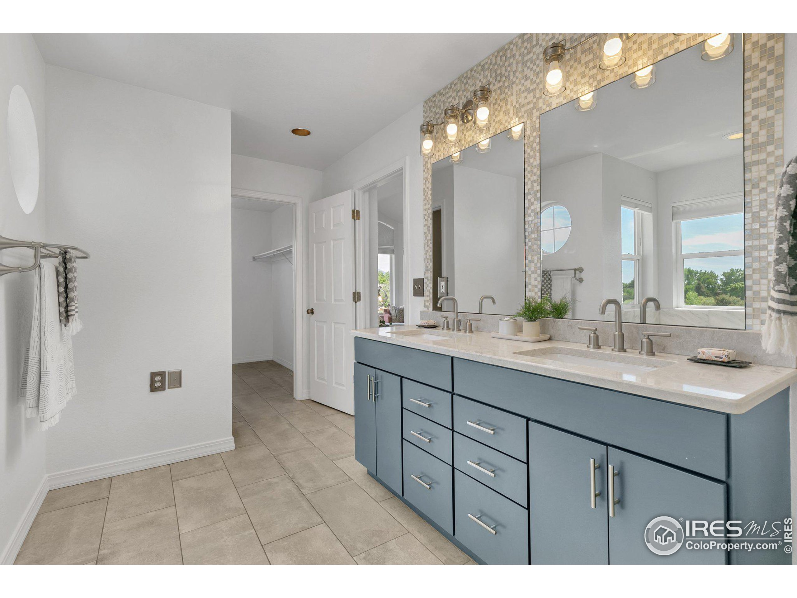 2256 Waneka Lake Trl