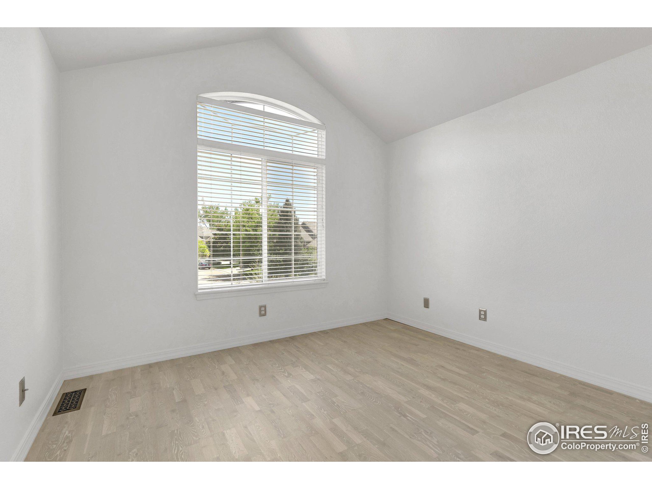 2256 Waneka Lake Trl
