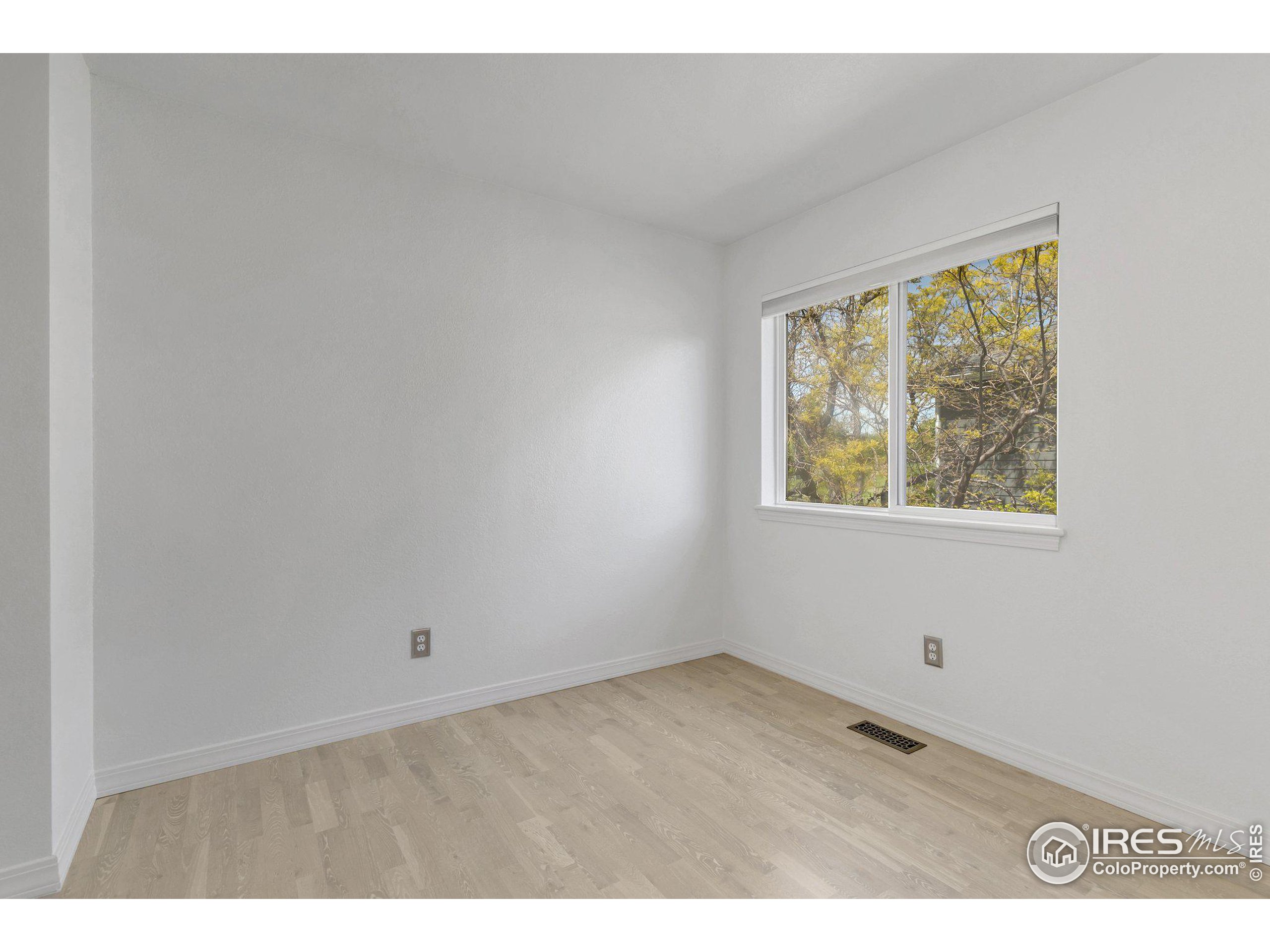 2256 Waneka Lake Trl
