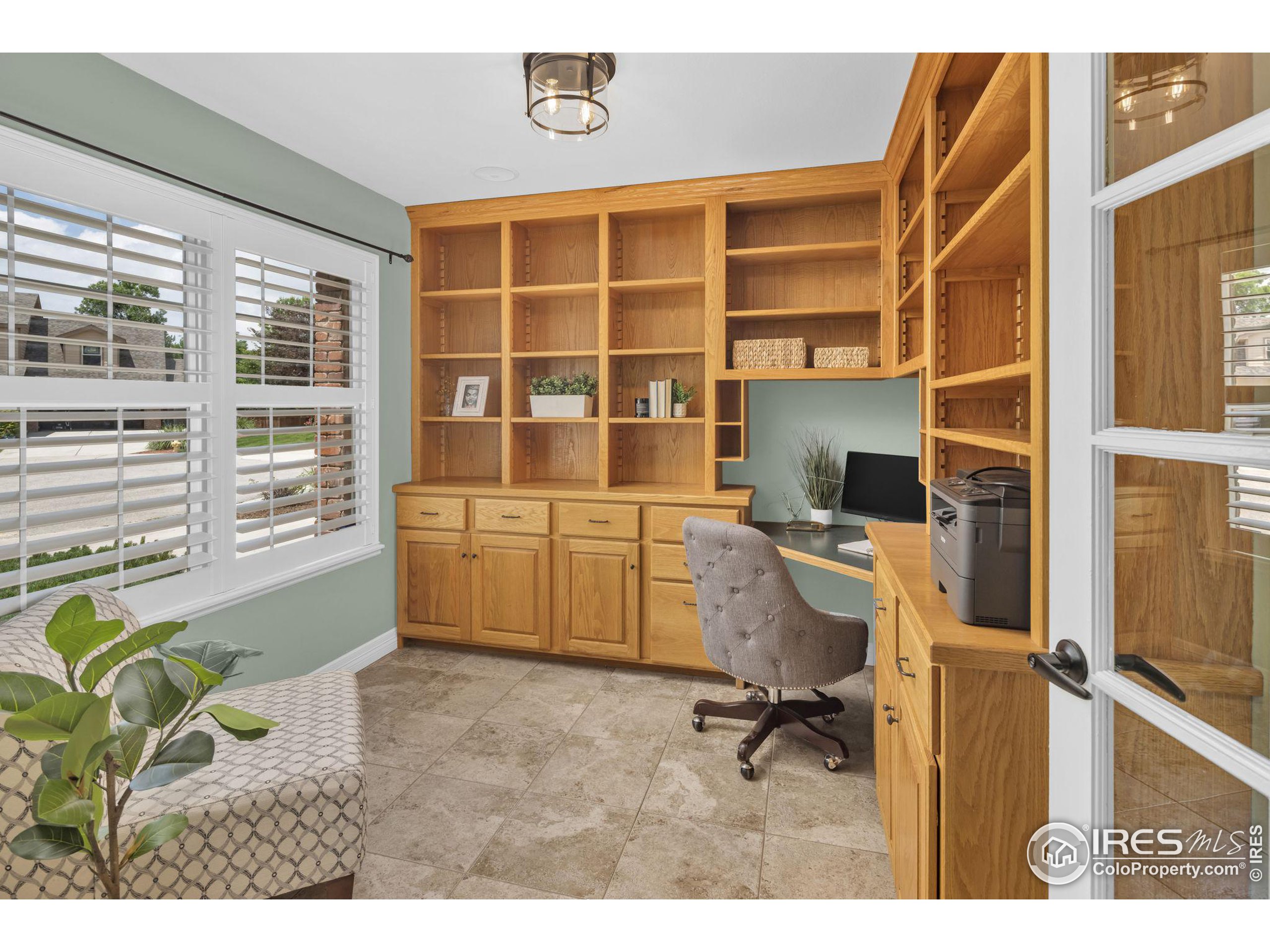 6112 Hamilton Ct