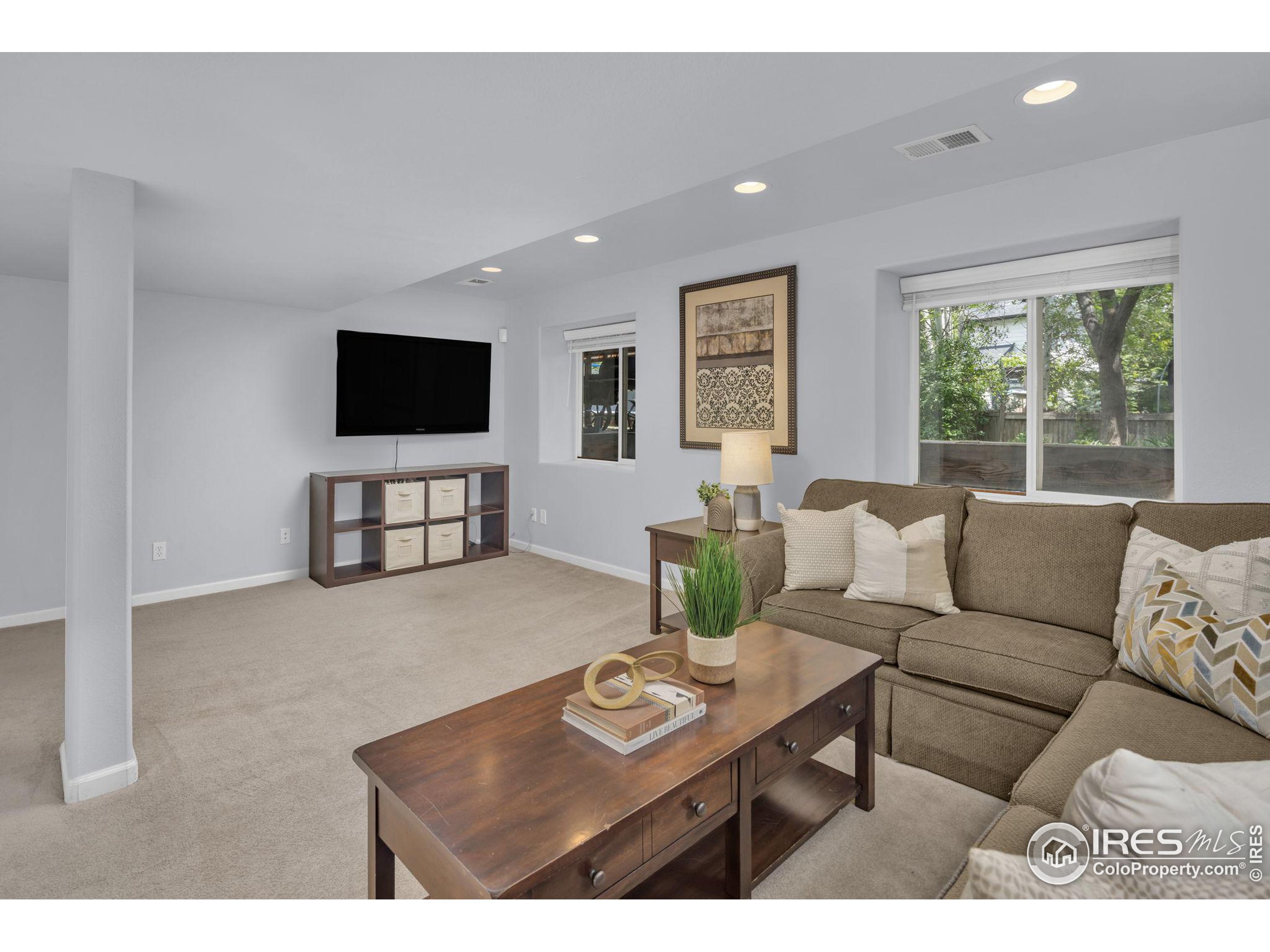 6112 Hamilton Ct