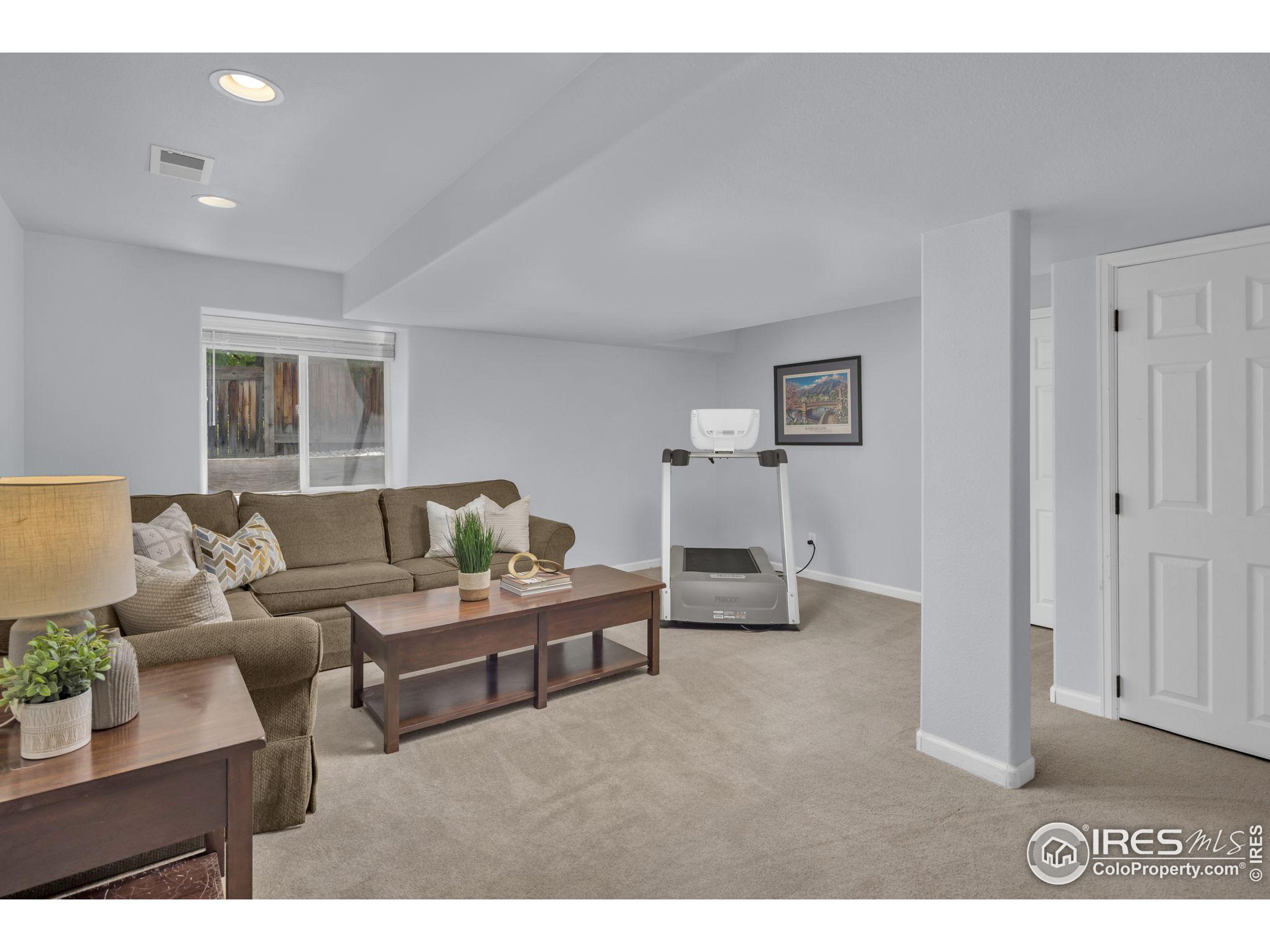 6112 Hamilton Ct